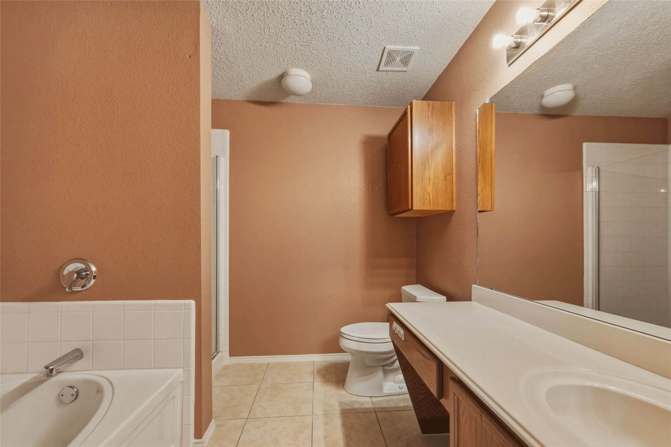 Single Family Residence For Sale in Dallas County , 8449 Canvasback Lane, Dallas, Texas 75249, 4 Bedroom, 2 Bathroom, 2 Garage spaces, 1,945 Sqft, built in 2003, mls#21359242, Real Estate Agent in Dallas, Homes For Sale in Dallas county, Homes For Sale in Dallas, Realtor in Dallas Texas, Real Estate Brokerage Independent Realty Texas, Luminita Cordes Realtor