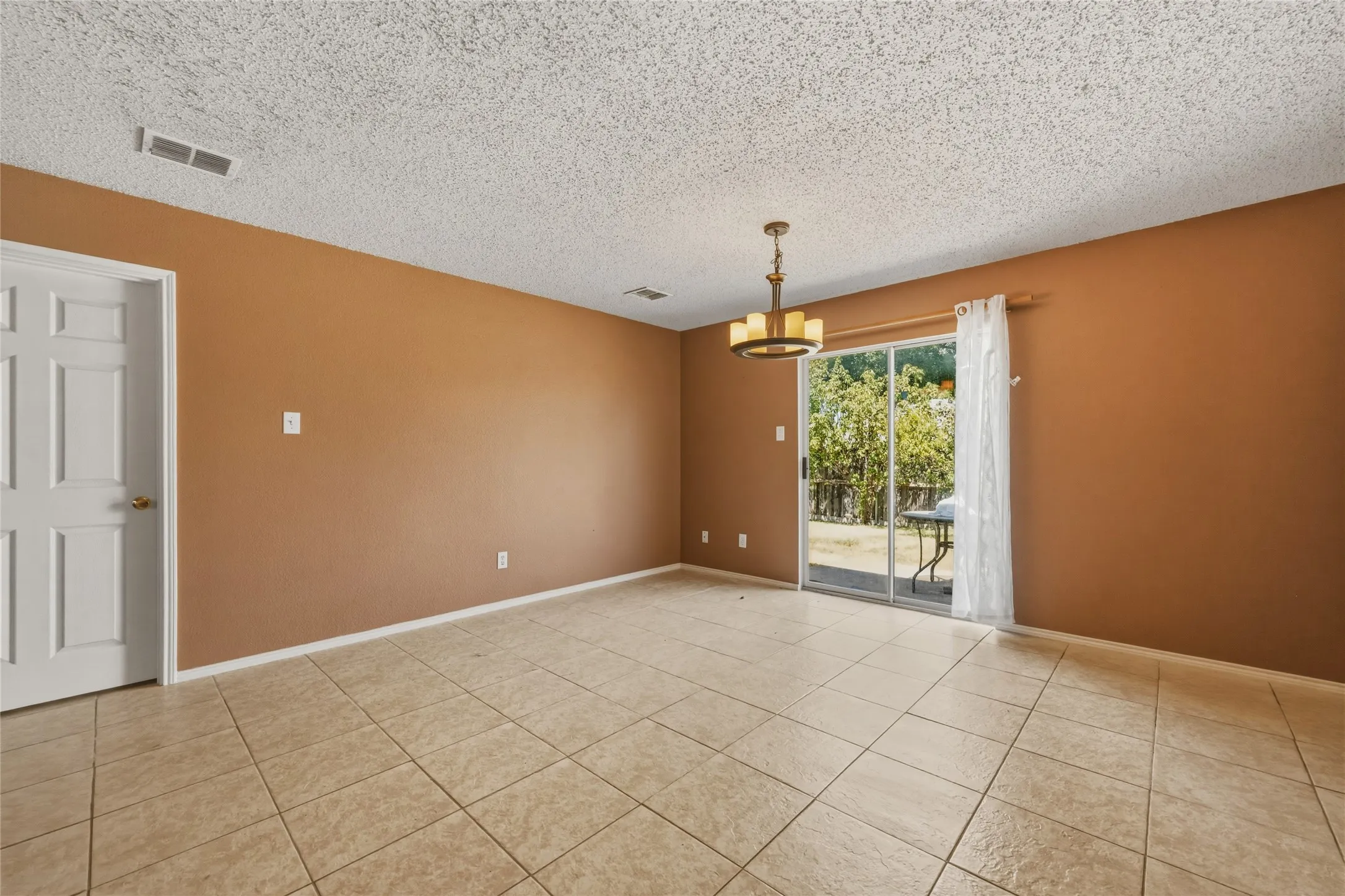Single Family Residence For Sale in Dallas County , 8449 Canvasback Lane, Dallas, Texas 75249, 4 Bedroom, 2 Bathroom, 2 Garage spaces, 1,945 Sqft, built in 2003, mls#21359242, Real Estate Agent in Dallas, Homes For Sale in Dallas county, Homes For Sale in Dallas, Realtor in Dallas Texas, Real Estate Brokerage Independent Realty Texas, Luminita Cordes Realtor