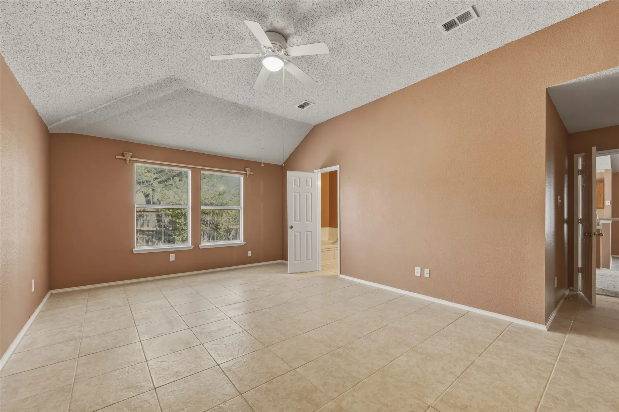 Single Family Residence For Sale in Dallas County , 8449 Canvasback Lane, Dallas, Texas 75249, 4 Bedroom, 2 Bathroom, 2 Garage spaces, 1,945 Sqft, built in 2003, mls#21359242, Real Estate Agent in Dallas, Homes For Sale in Dallas county, Homes For Sale in Dallas, Realtor in Dallas Texas, Real Estate Brokerage Independent Realty Texas, Luminita Cordes Realtor