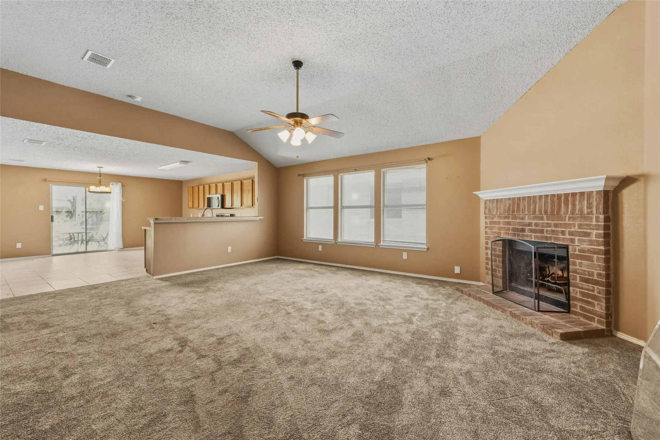 Single Family Residence For Sale in Dallas County , 8449 Canvasback Lane, Dallas, Texas 75249, 4 Bedroom, 2 Bathroom, 2 Garage spaces, 1,945 Sqft, built in 2003, mls#21359242, Real Estate Agent in Dallas, Homes For Sale in Dallas county, Homes For Sale in Dallas, Realtor in Dallas Texas, Real Estate Brokerage Independent Realty Texas, Luminita Cordes Realtor