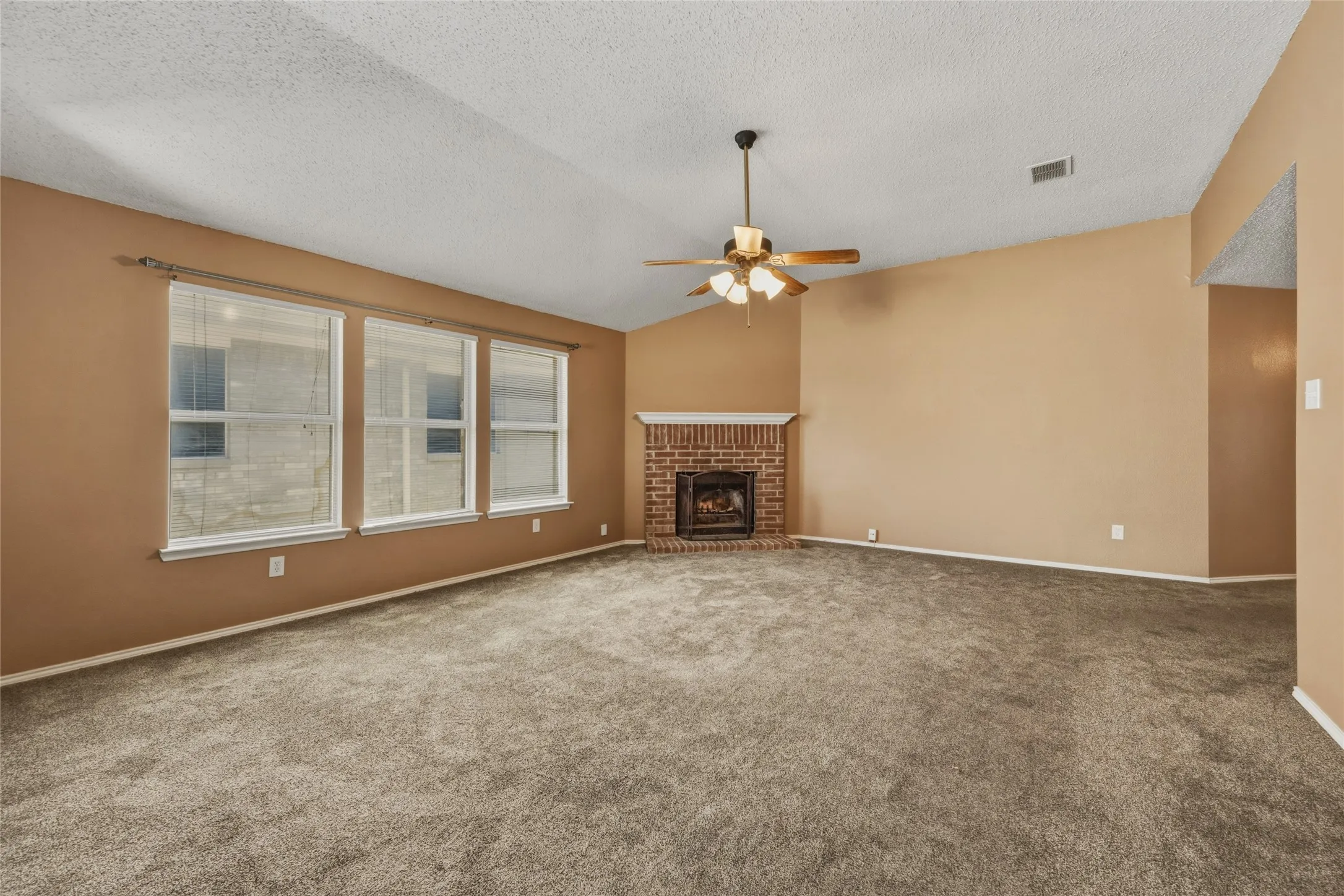 Single Family Residence For Sale in Dallas County , 8449 Canvasback Lane, Dallas, Texas 75249, 4 Bedroom, 2 Bathroom, 2 Garage spaces, 1,945 Sqft, built in 2003, mls#21359242, Real Estate Agent in Dallas, Homes For Sale in Dallas county, Homes For Sale in Dallas, Realtor in Dallas Texas, Real Estate Brokerage Independent Realty Texas, Luminita Cordes Realtor