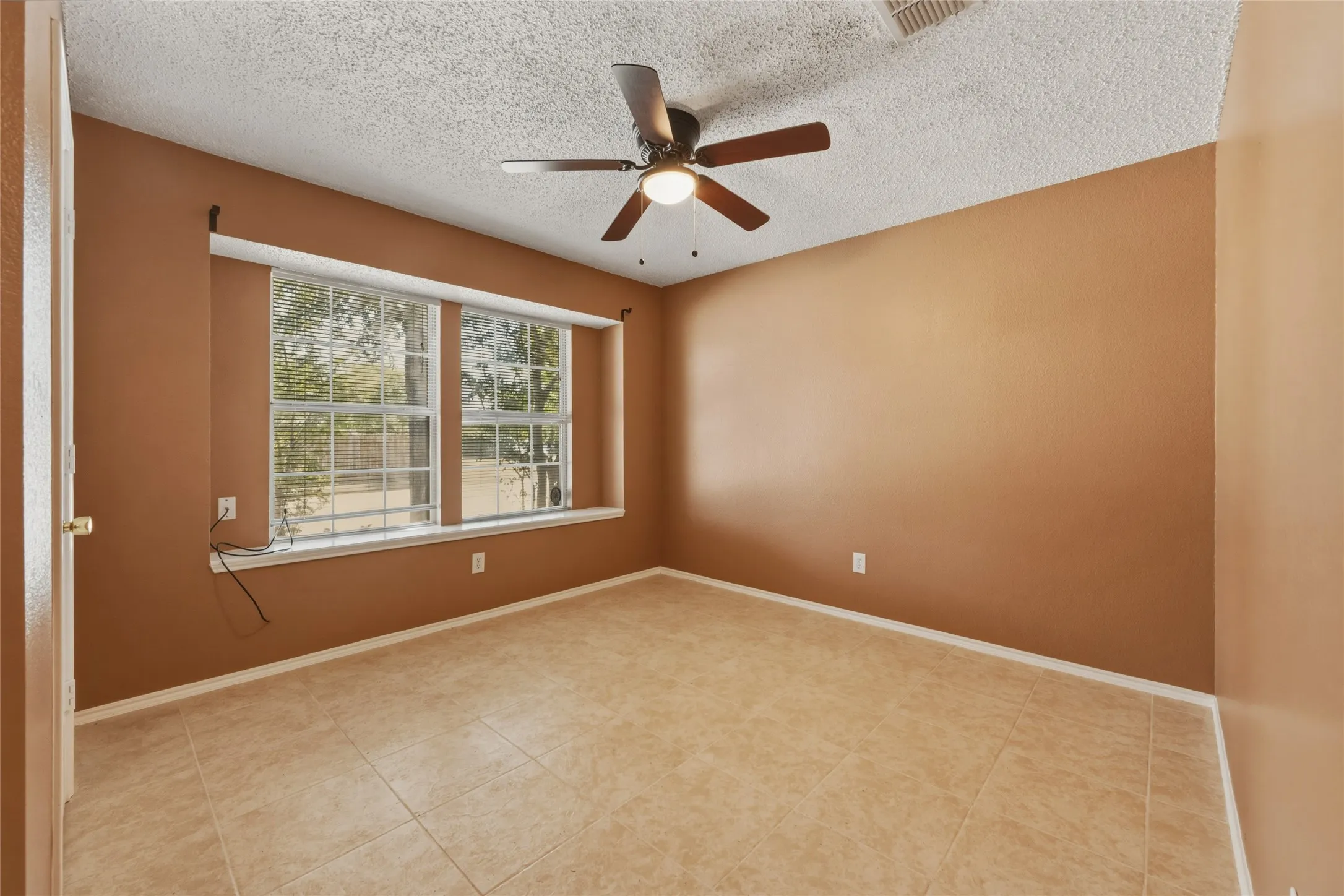 Single Family Residence For Sale in Dallas County , 8449 Canvasback Lane, Dallas, Texas 75249, 4 Bedroom, 2 Bathroom, 2 Garage spaces, 1,945 Sqft, built in 2003, mls#21359242, Real Estate Agent in Dallas, Homes For Sale in Dallas county, Homes For Sale in Dallas, Realtor in Dallas Texas, Real Estate Brokerage Independent Realty Texas, Luminita Cordes Realtor