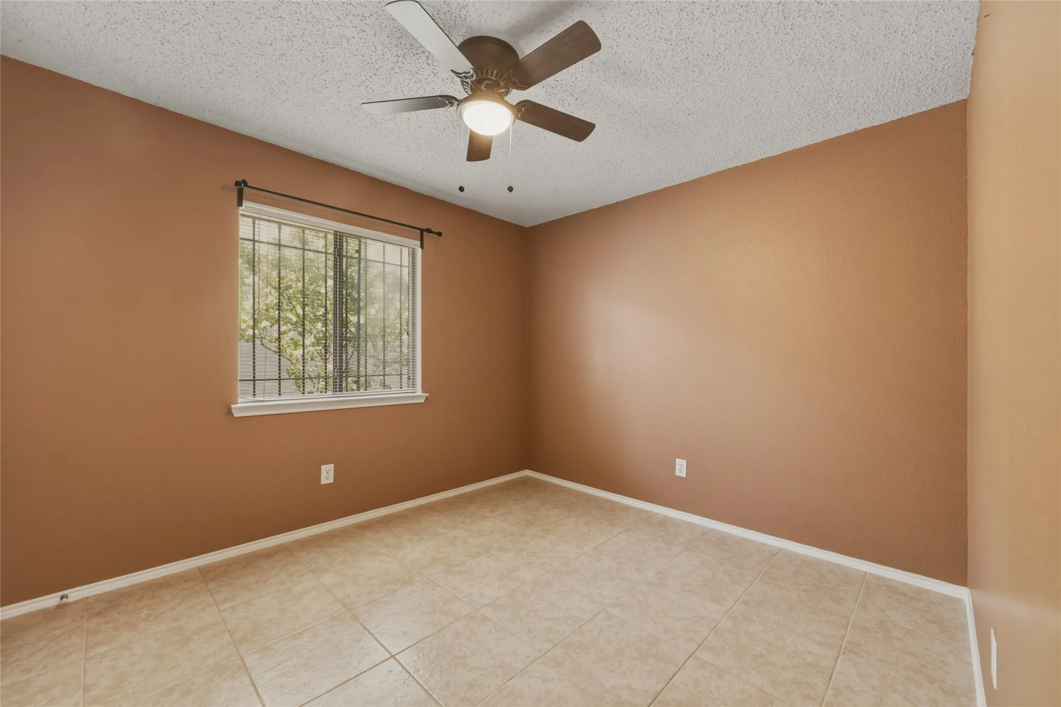 Single Family Residence For Sale in Dallas County , 8449 Canvasback Lane, Dallas, Texas 75249, 4 Bedroom, 2 Bathroom, 2 Garage spaces, 1,945 Sqft, built in 2003, mls#21359242, Real Estate Agent in Dallas, Homes For Sale in Dallas county, Homes For Sale in Dallas, Realtor in Dallas Texas, Real Estate Brokerage Independent Realty Texas, Luminita Cordes Realtor