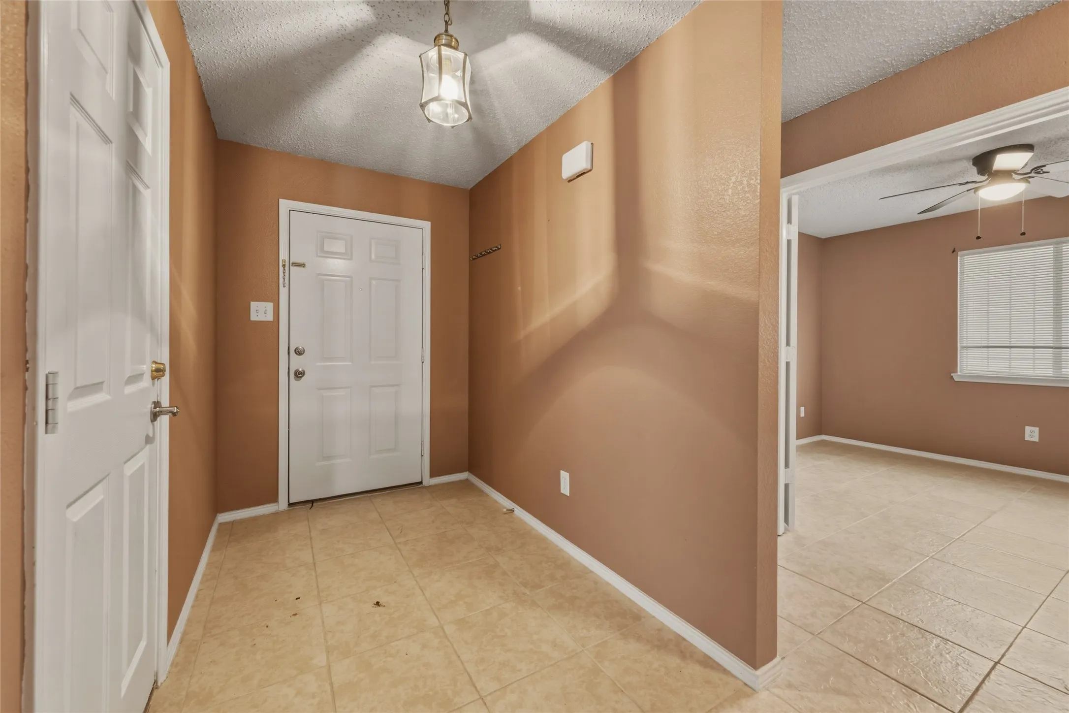 Single Family Residence For Sale in Dallas County , 8449 Canvasback Lane, Dallas, Texas 75249, 4 Bedroom, 2 Bathroom, 2 Garage spaces, 1,945 Sqft, built in 2003, mls#21359242, Real Estate Agent in Dallas, Homes For Sale in Dallas county, Homes For Sale in Dallas, Realtor in Dallas Texas, Real Estate Brokerage Independent Realty Texas, Luminita Cordes Realtor