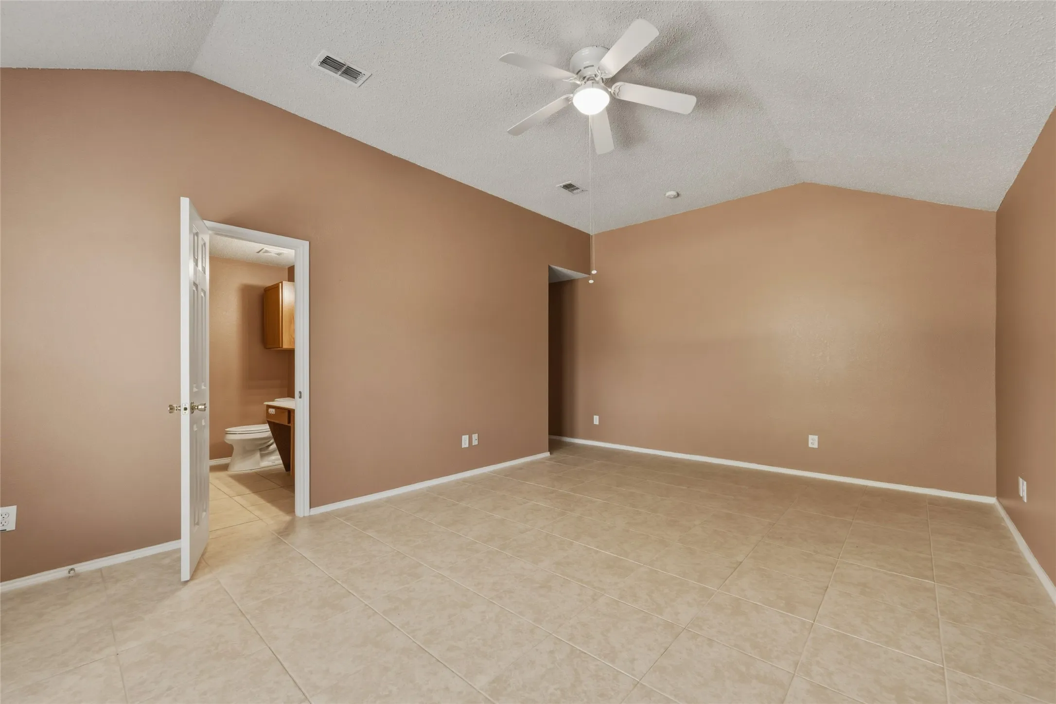 Single Family Residence For Sale in Dallas County , 8449 Canvasback Lane, Dallas, Texas 75249, 4 Bedroom, 2 Bathroom, 2 Garage spaces, 1,945 Sqft, built in 2003, mls#21359242, Real Estate Agent in Dallas, Homes For Sale in Dallas county, Homes For Sale in Dallas, Realtor in Dallas Texas, Real Estate Brokerage Independent Realty Texas, Luminita Cordes Realtor