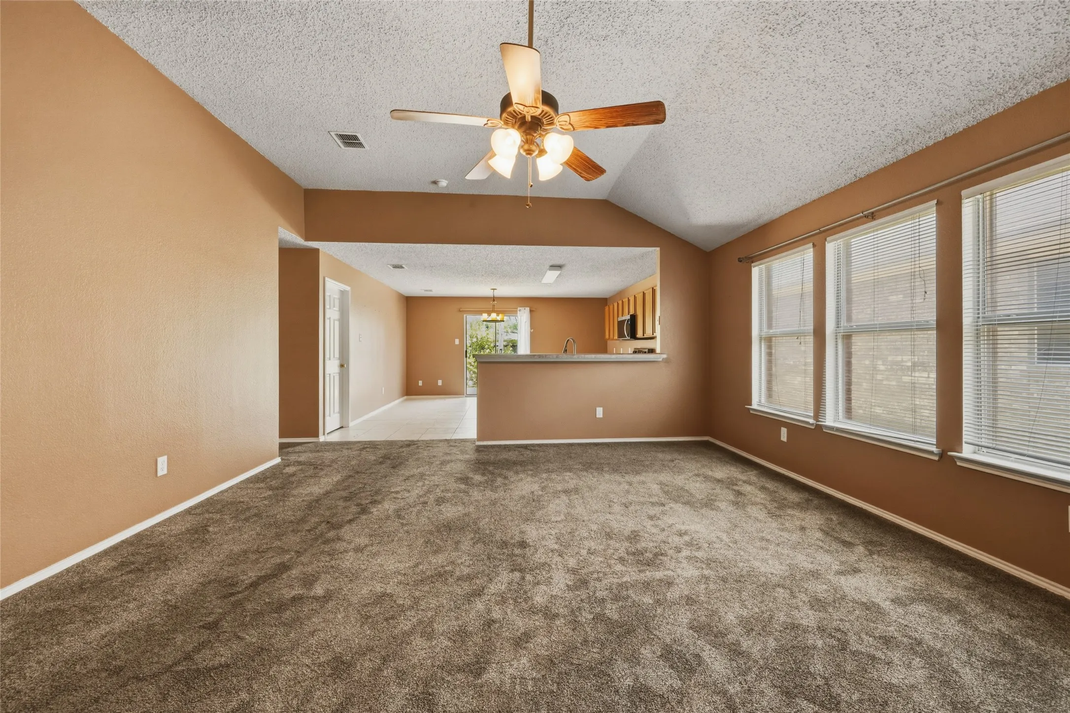 Single Family Residence For Sale in Dallas County , 8449 Canvasback Lane, Dallas, Texas 75249, 4 Bedroom, 2 Bathroom, 2 Garage spaces, 1,945 Sqft, built in 2003, mls#21359242, Real Estate Agent in Dallas, Homes For Sale in Dallas county, Homes For Sale in Dallas, Realtor in Dallas Texas, Real Estate Brokerage Independent Realty Texas, Luminita Cordes Realtor