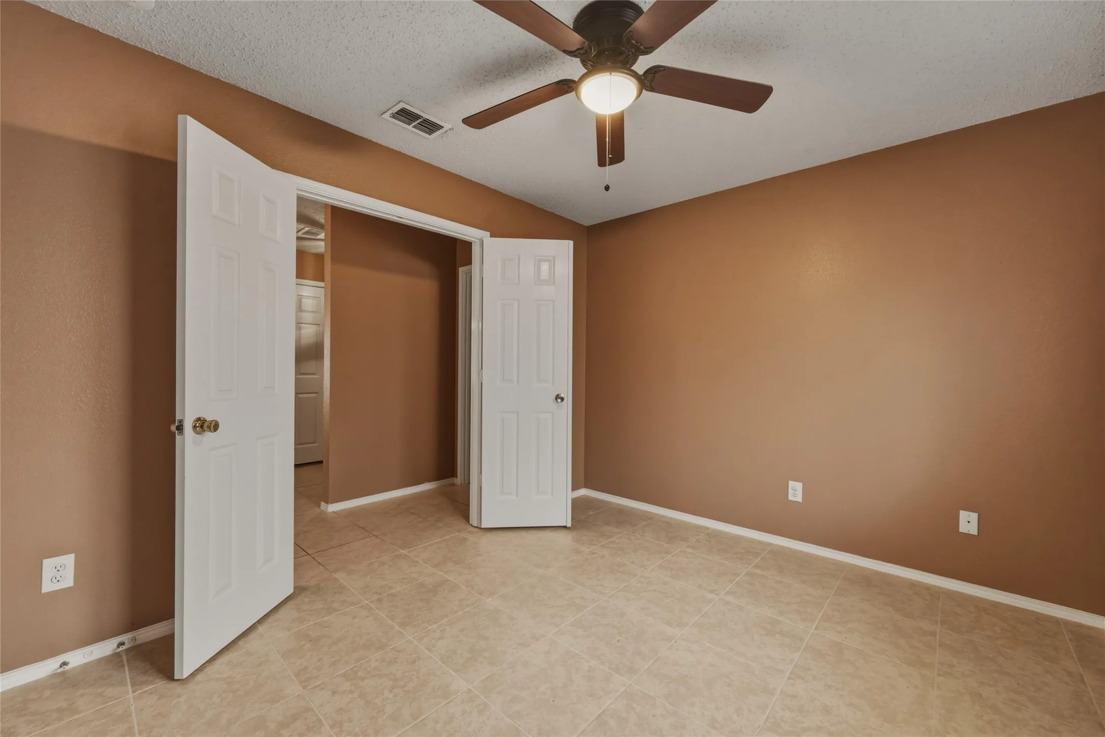 Single Family Residence For Sale in Dallas County , 8449 Canvasback Lane, Dallas, Texas 75249, 4 Bedroom, 2 Bathroom, 2 Garage spaces, 1,945 Sqft, built in 2003, mls#21359242, Real Estate Agent in Dallas, Homes For Sale in Dallas county, Homes For Sale in Dallas, Realtor in Dallas Texas, Real Estate Brokerage Independent Realty Texas, Luminita Cordes Realtor