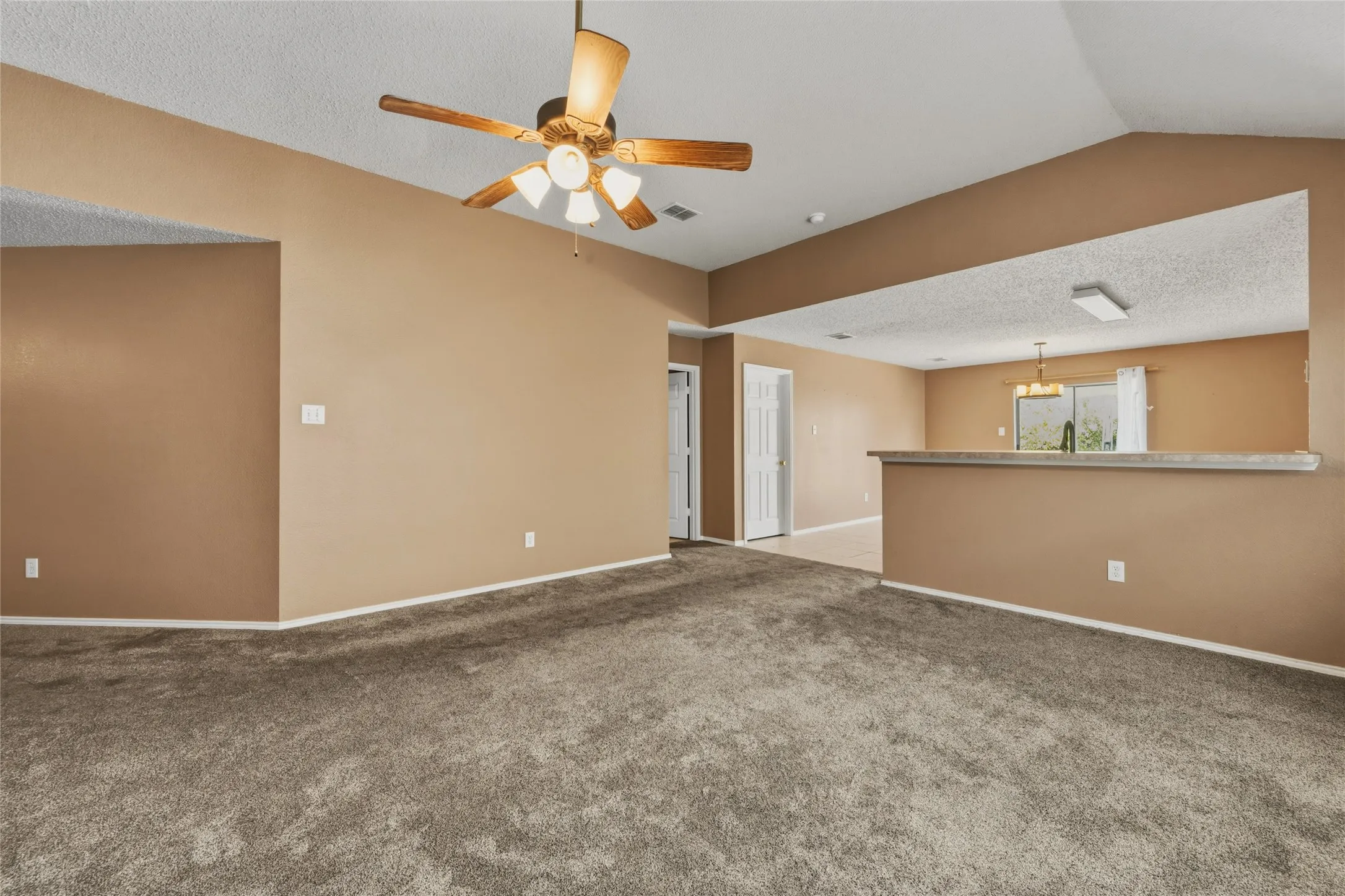Single Family Residence For Sale in Dallas County , 8449 Canvasback Lane, Dallas, Texas 75249, 4 Bedroom, 2 Bathroom, 2 Garage spaces, 1,945 Sqft, built in 2003, mls#21359242, Real Estate Agent in Dallas, Homes For Sale in Dallas county, Homes For Sale in Dallas, Realtor in Dallas Texas, Real Estate Brokerage Independent Realty Texas, Luminita Cordes Realtor