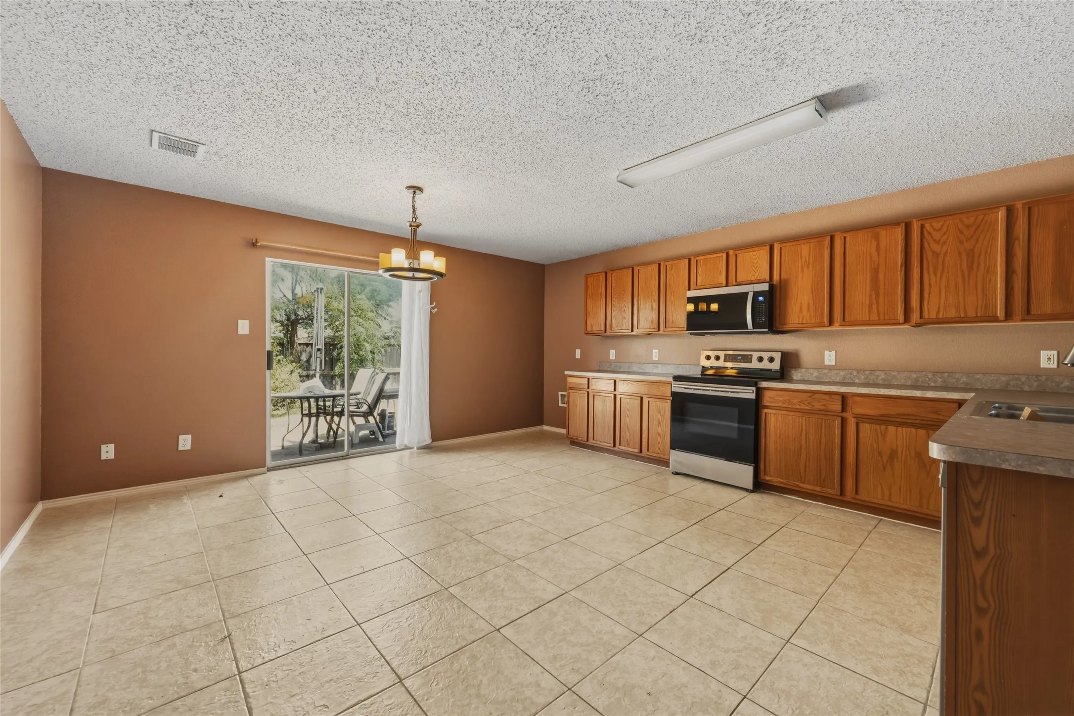 Single Family Residence For Sale in Dallas County , 8449 Canvasback Lane, Dallas, Texas 75249, 4 Bedroom, 2 Bathroom, 2 Garage spaces, 1,945 Sqft, built in 2003, mls#21359242, Real Estate Agent in Dallas, Homes For Sale in Dallas county, Homes For Sale in Dallas, Realtor in Dallas Texas, Real Estate Brokerage Independent Realty Texas, Luminita Cordes Realtor