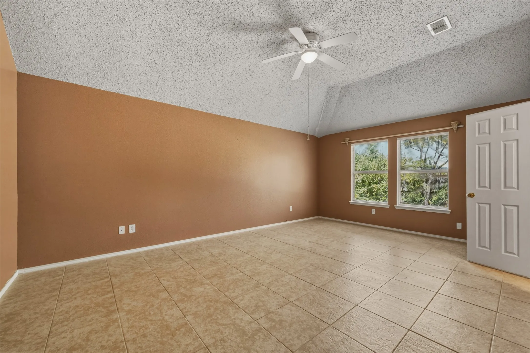 Single Family Residence For Sale in Dallas County , 8449 Canvasback Lane, Dallas, Texas 75249, 4 Bedroom, 2 Bathroom, 2 Garage spaces, 1,945 Sqft, built in 2003, mls#21359242, Real Estate Agent in Dallas, Homes For Sale in Dallas county, Homes For Sale in Dallas, Realtor in Dallas Texas, Real Estate Brokerage Independent Realty Texas, Luminita Cordes Realtor