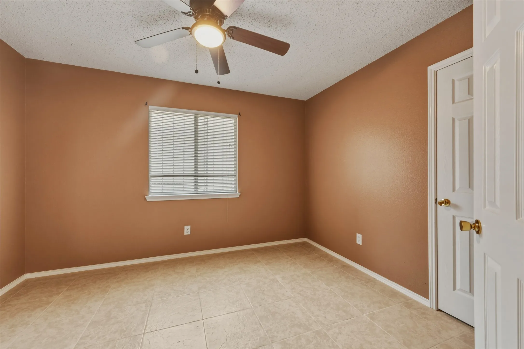 Single Family Residence For Sale in Dallas County , 8449 Canvasback Lane, Dallas, Texas 75249, 4 Bedroom, 2 Bathroom, 2 Garage spaces, 1,945 Sqft, built in 2003, mls#21359242, Real Estate Agent in Dallas, Homes For Sale in Dallas county, Homes For Sale in Dallas, Realtor in Dallas Texas, Real Estate Brokerage Independent Realty Texas, Luminita Cordes Realtor