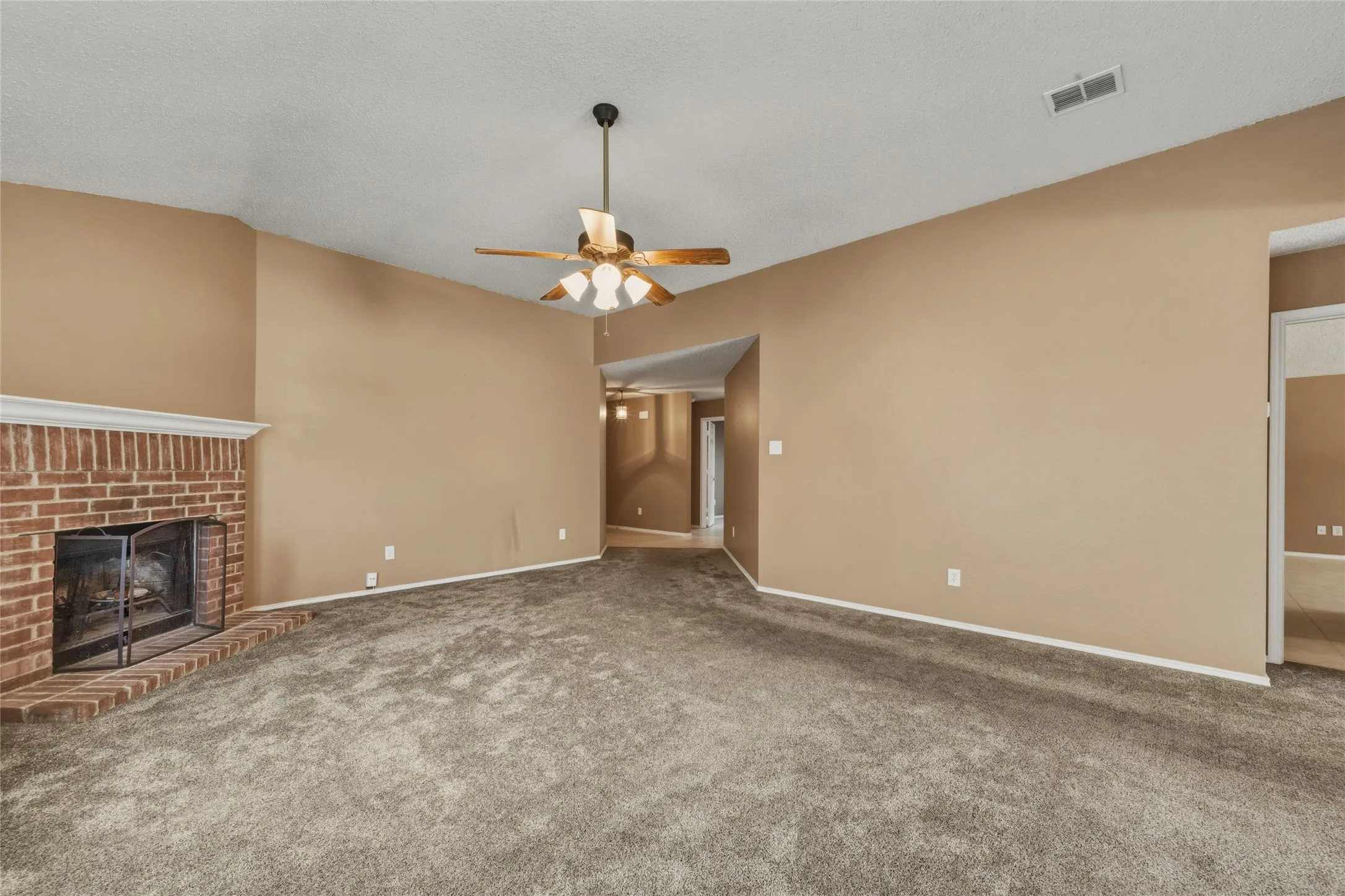 Single Family Residence For Sale in Dallas County , 8449 Canvasback Lane, Dallas, Texas 75249, 4 Bedroom, 2 Bathroom, 2 Garage spaces, 1,945 Sqft, built in 2003, mls#21359242, Real Estate Agent in Dallas, Homes For Sale in Dallas county, Homes For Sale in Dallas, Realtor in Dallas Texas, Real Estate Brokerage Independent Realty Texas, Luminita Cordes Realtor