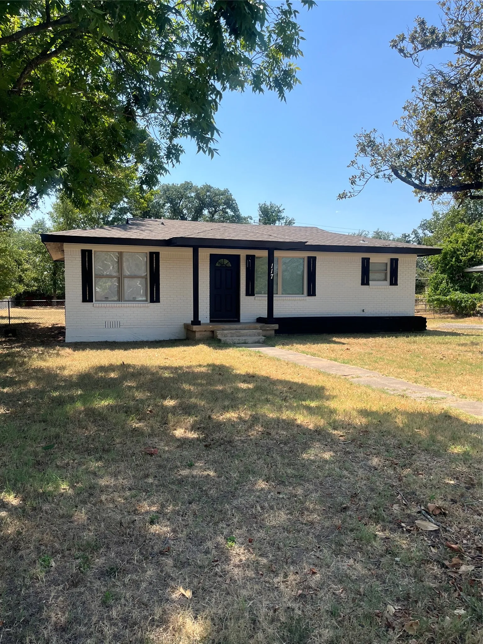 Single Family Residence For Rent in Parker County , 117 Westline Road, Azle, Texas 76020, 2 Bedroom, 1 Bathroom, Garage spaces, 874 Sqft, built in 1953, mls#21360245, Real Estate Agent in Azle, Homes For Rent in Parker county, Homes For Rent in Azle, Realtor in Azle Texas, Real Estate Brokerage Independent Realty Texas, Luminita Cordes Realtor