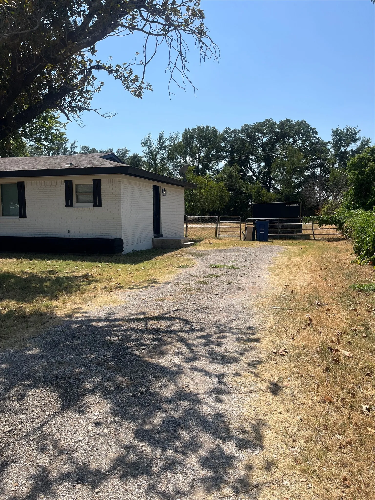 Single Family Residence For Rent in Parker County , 117 Westline Road, Azle, Texas 76020, 2 Bedroom, 1 Bathroom, Garage spaces, 874 Sqft, built in 1953, mls#21360245, Real Estate Agent in Azle, Homes For Rent in Parker county, Homes For Rent in Azle, Realtor in Azle Texas, Real Estate Brokerage Independent Realty Texas, Luminita Cordes Realtor