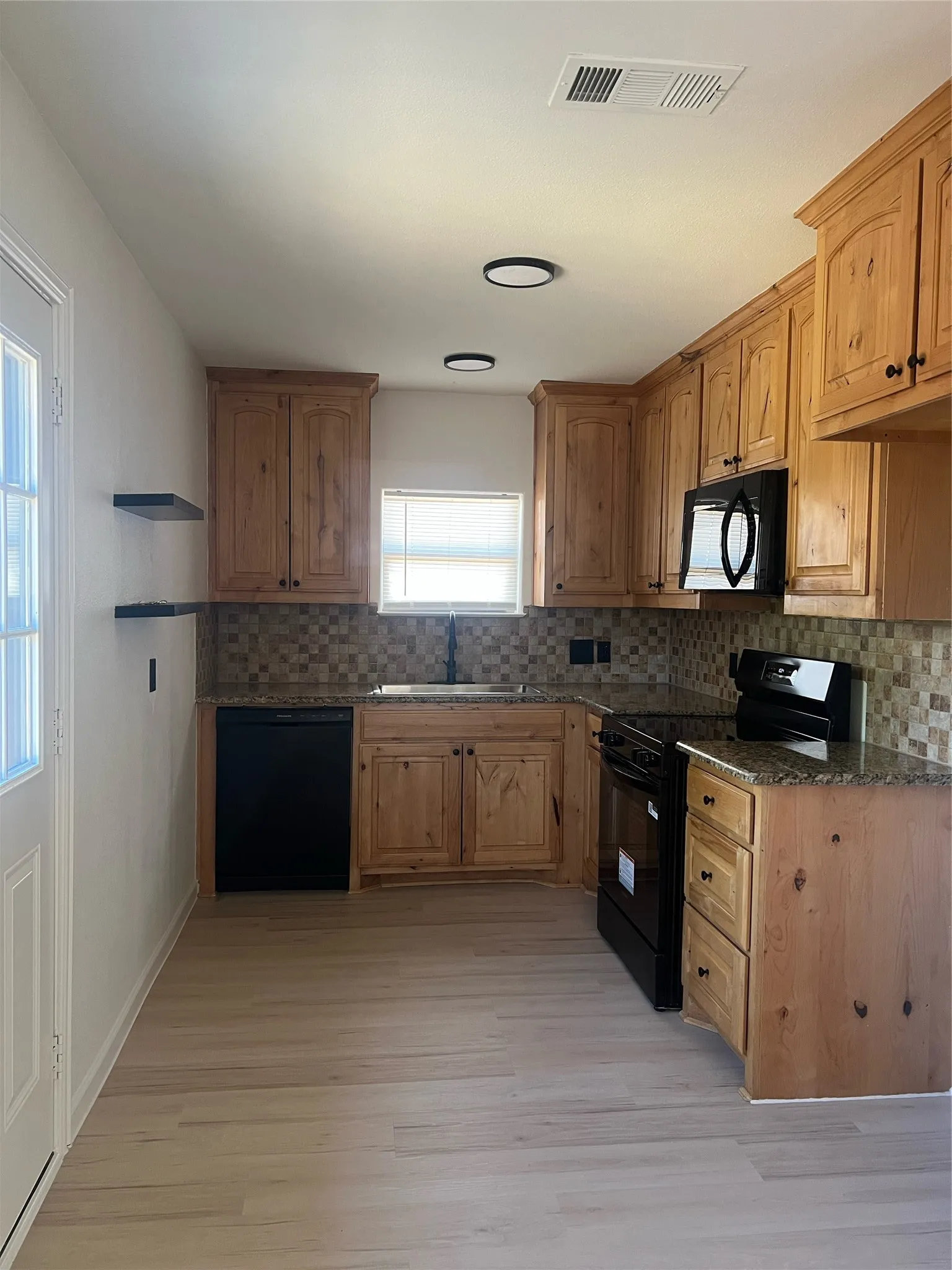 Single Family Residence For Rent in Parker County , 117 Westline Road, Azle, Texas 76020, 2 Bedroom, 1 Bathroom, Garage spaces, 874 Sqft, built in 1953, mls#21360245, Real Estate Agent in Azle, Homes For Rent in Parker county, Homes For Rent in Azle, Realtor in Azle Texas, Real Estate Brokerage Independent Realty Texas, Luminita Cordes Realtor