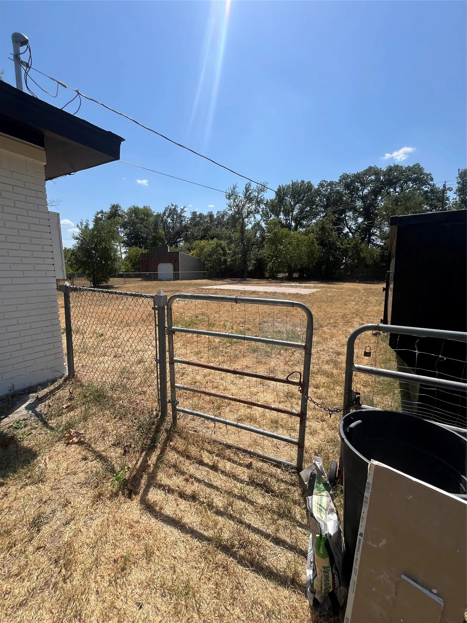 Single Family Residence For Rent in Parker County , 117 Westline Road, Azle, Texas 76020, 2 Bedroom, 1 Bathroom, Garage spaces, 874 Sqft, built in 1953, mls#21360245, Real Estate Agent in Azle, Homes For Rent in Parker county, Homes For Rent in Azle, Realtor in Azle Texas, Real Estate Brokerage Independent Realty Texas, Luminita Cordes Realtor