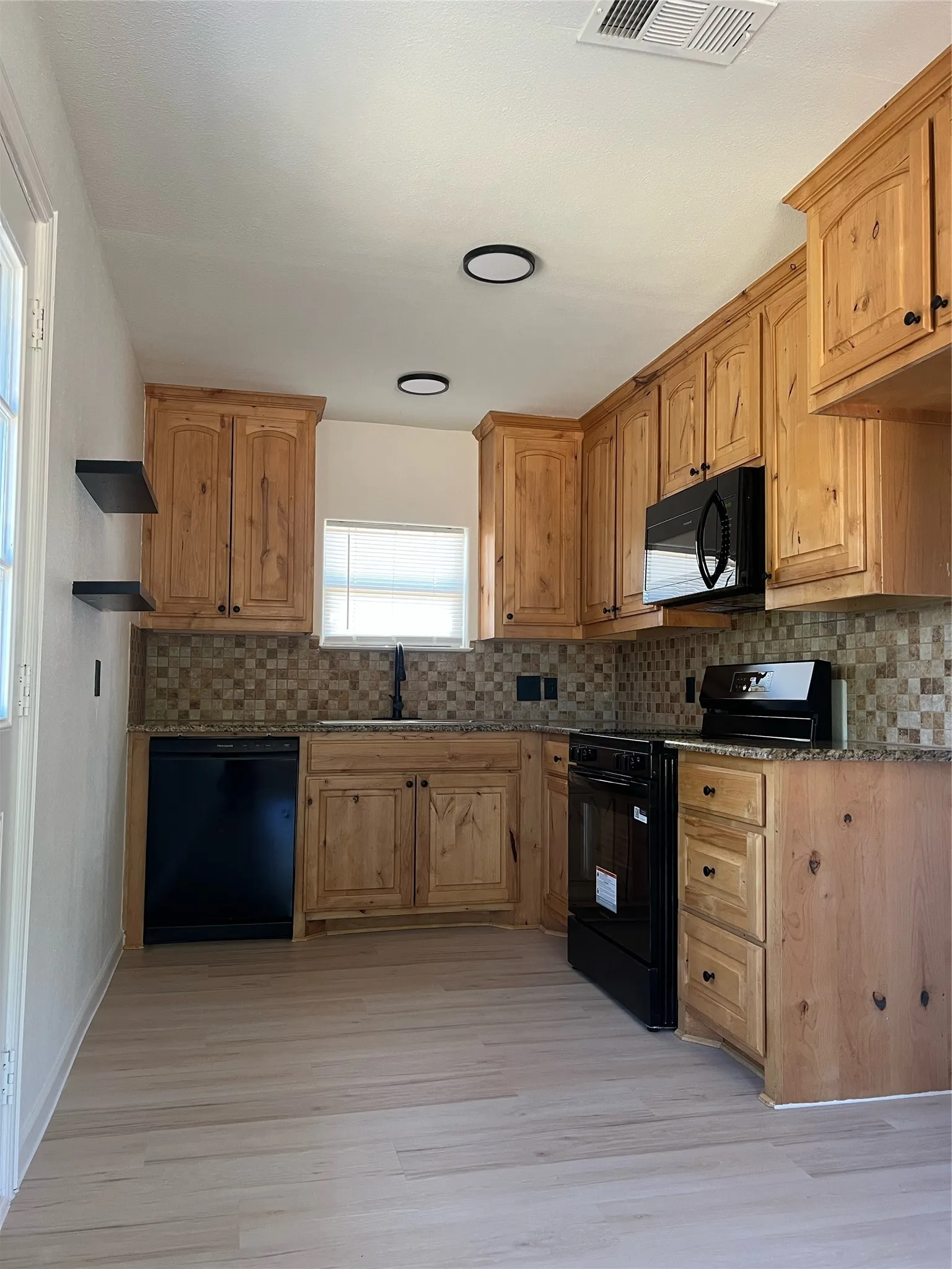 Single Family Residence For Rent in Parker County , 117 Westline Road, Azle, Texas 76020, 2 Bedroom, 1 Bathroom, Garage spaces, 874 Sqft, built in 1953, mls#21360245, Real Estate Agent in Azle, Homes For Rent in Parker county, Homes For Rent in Azle, Realtor in Azle Texas, Real Estate Brokerage Independent Realty Texas, Luminita Cordes Realtor