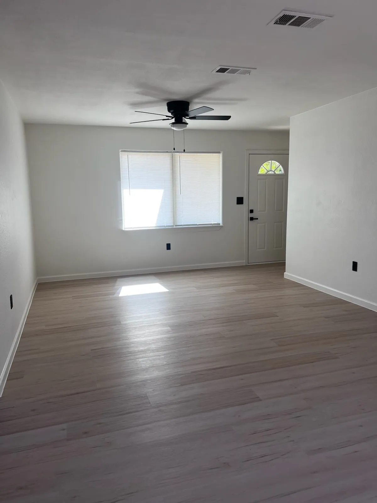Single Family Residence For Rent in Parker County , 117 Westline Road, Azle, Texas 76020, 2 Bedroom, 1 Bathroom, Garage spaces, 874 Sqft, built in 1953, mls#21360245, Real Estate Agent in Azle, Homes For Rent in Parker county, Homes For Rent in Azle, Realtor in Azle Texas, Real Estate Brokerage Independent Realty Texas, Luminita Cordes Realtor