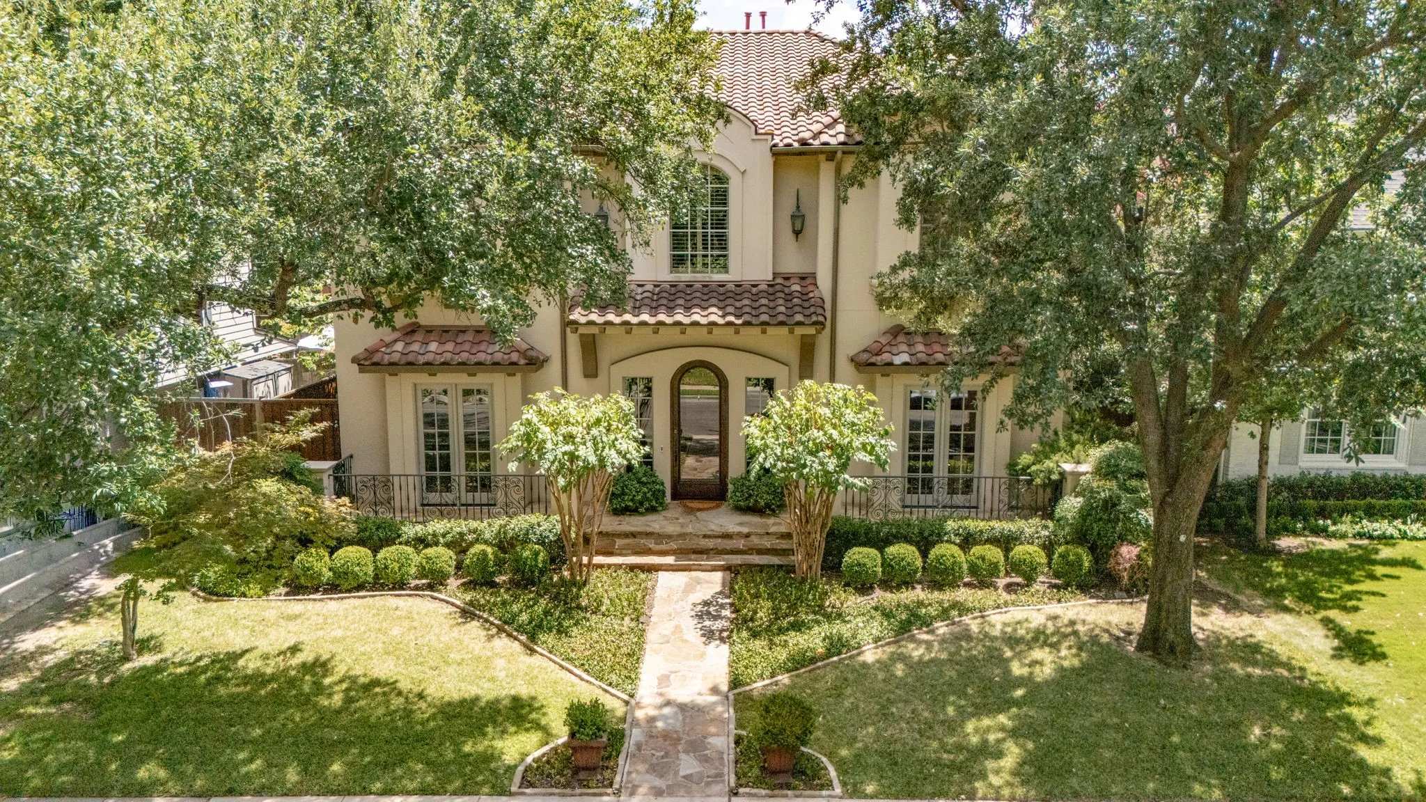 Single Family Residence For Sale in Dallas County , 4125 Shenandoah Street, University Park, Texas 75205, 5 Bedroom, 6 Bathroom, 2 Garage spaces, 5,184 Sqft, built in 2006, mls#21358878, Real Estate Agent in University Park, Homes For Sale in Dallas county, Homes For Sale in University Park, Realtor in University Park Texas, Real Estate Brokerage Independent Realty Texas, Luminita Cordes Realtor