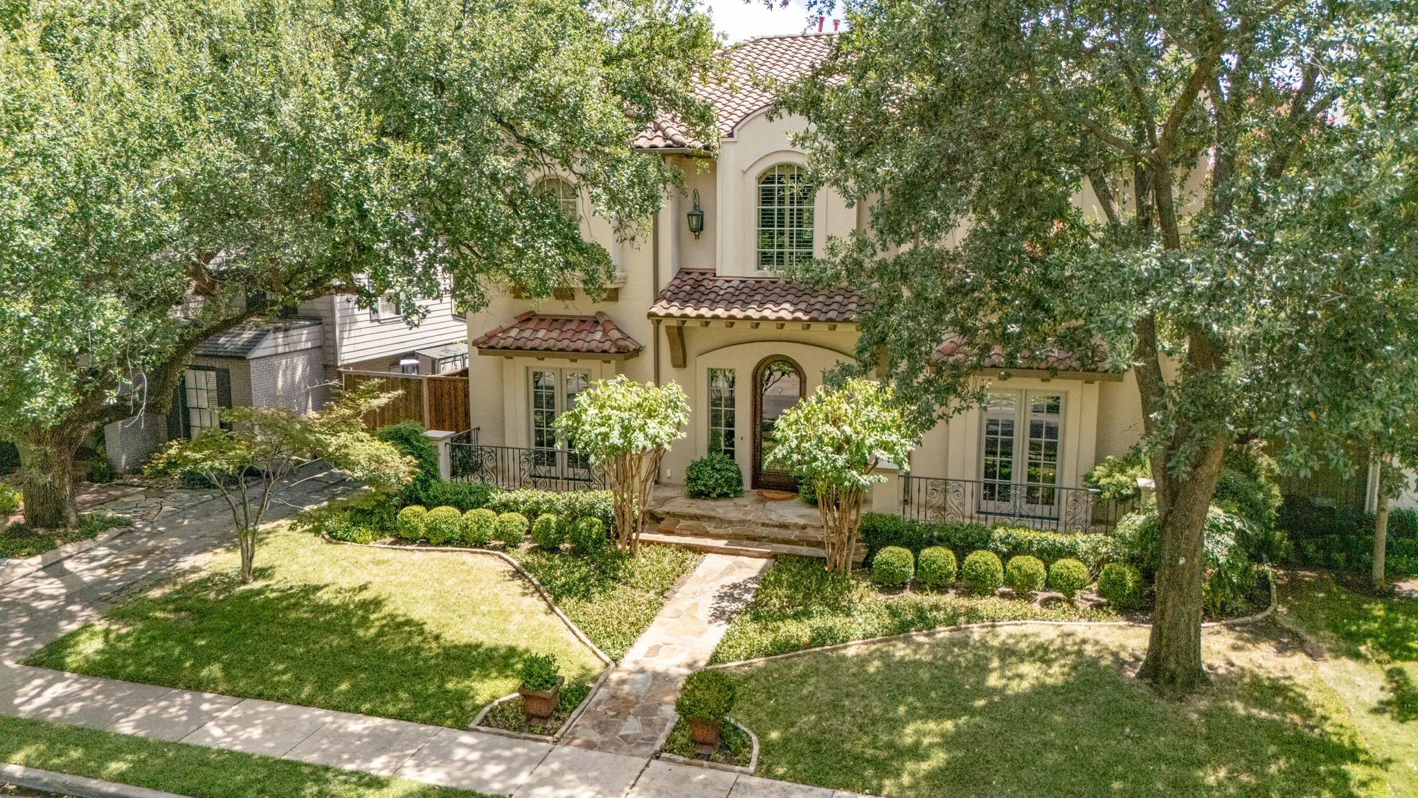 Single Family Residence For Sale in Dallas County , 4125 Shenandoah Street, University Park, Texas 75205, 5 Bedroom, 6 Bathroom, 2 Garage spaces, 5,184 Sqft, built in 2006, mls#21358878, Real Estate Agent in University Park, Homes For Sale in Dallas county, Homes For Sale in University Park, Realtor in University Park Texas, Real Estate Brokerage Independent Realty Texas, Luminita Cordes Realtor