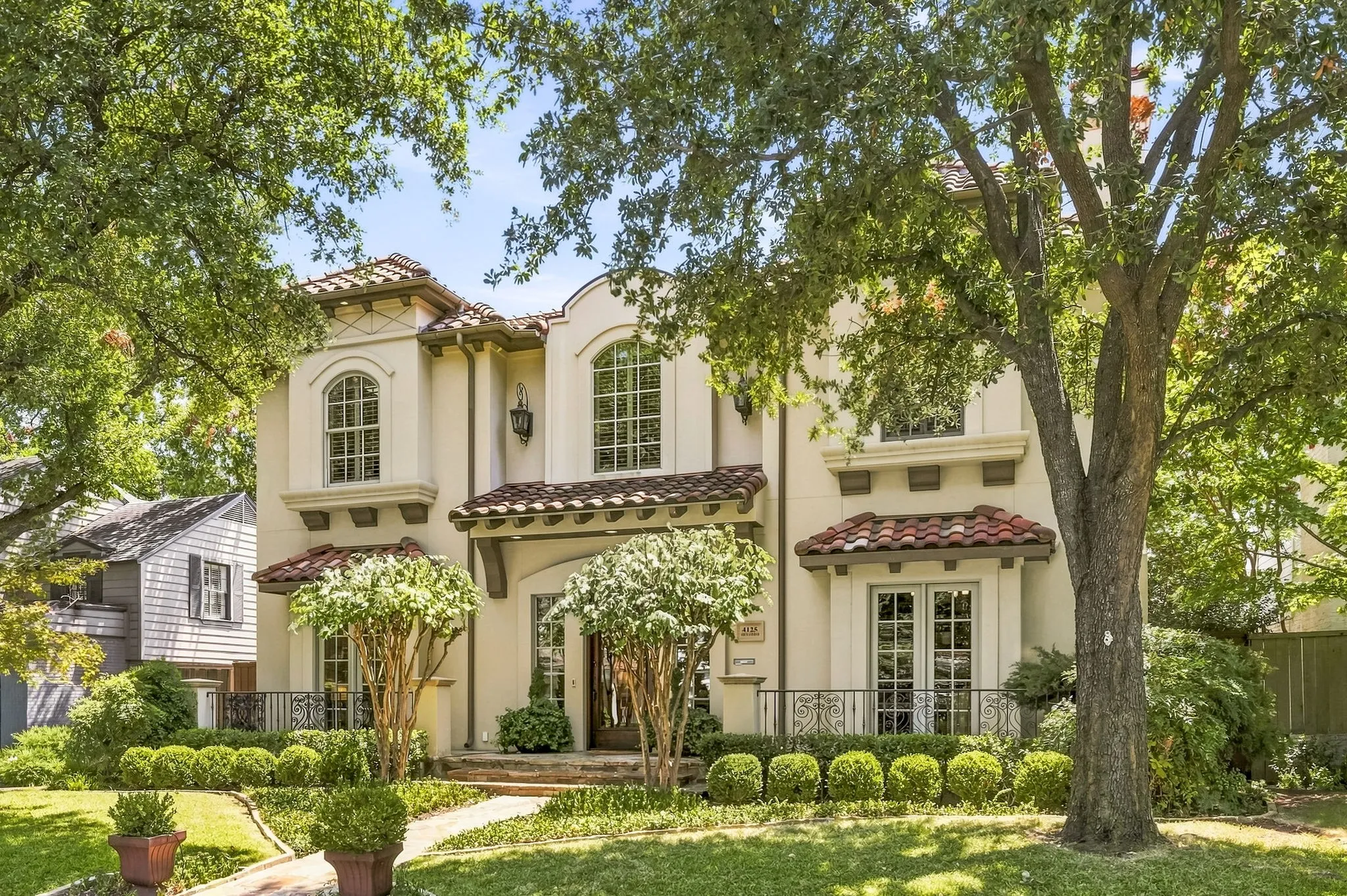 Single Family Residence For Sale in Dallas County , 4125 Shenandoah Street, University Park, Texas 75205, 5 Bedroom, 6 Bathroom, 2 Garage spaces, 5,184 Sqft, built in 2006, mls#21358878, Real Estate Agent in University Park, Homes For Sale in Dallas county, Homes For Sale in University Park, Realtor in University Park Texas, Real Estate Brokerage Independent Realty Texas, Luminita Cordes Realtor