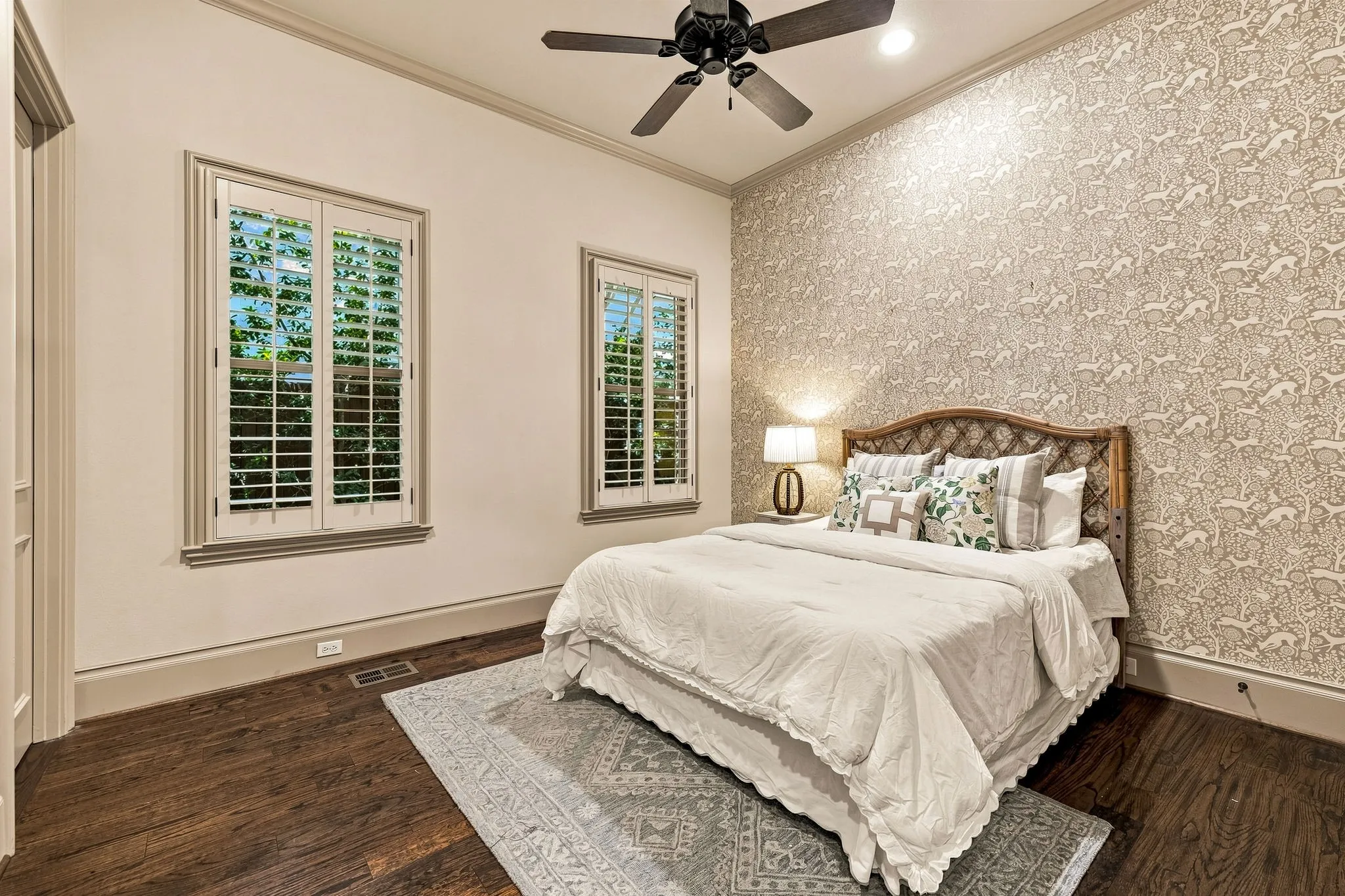 Single Family Residence For Sale in Dallas County , 4125 Shenandoah Street, University Park, Texas 75205, 5 Bedroom, 6 Bathroom, 2 Garage spaces, 5,184 Sqft, built in 2006, mls#21358878, Real Estate Agent in University Park, Homes For Sale in Dallas county, Homes For Sale in University Park, Realtor in University Park Texas, Real Estate Brokerage Independent Realty Texas, Luminita Cordes Realtor