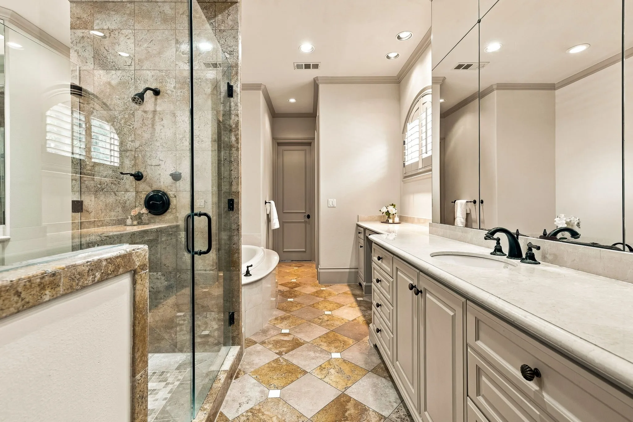 Single Family Residence For Sale in Dallas County , 4125 Shenandoah Street, University Park, Texas 75205, 5 Bedroom, 6 Bathroom, 2 Garage spaces, 5,184 Sqft, built in 2006, mls#21358878, Real Estate Agent in University Park, Homes For Sale in Dallas county, Homes For Sale in University Park, Realtor in University Park Texas, Real Estate Brokerage Independent Realty Texas, Luminita Cordes Realtor