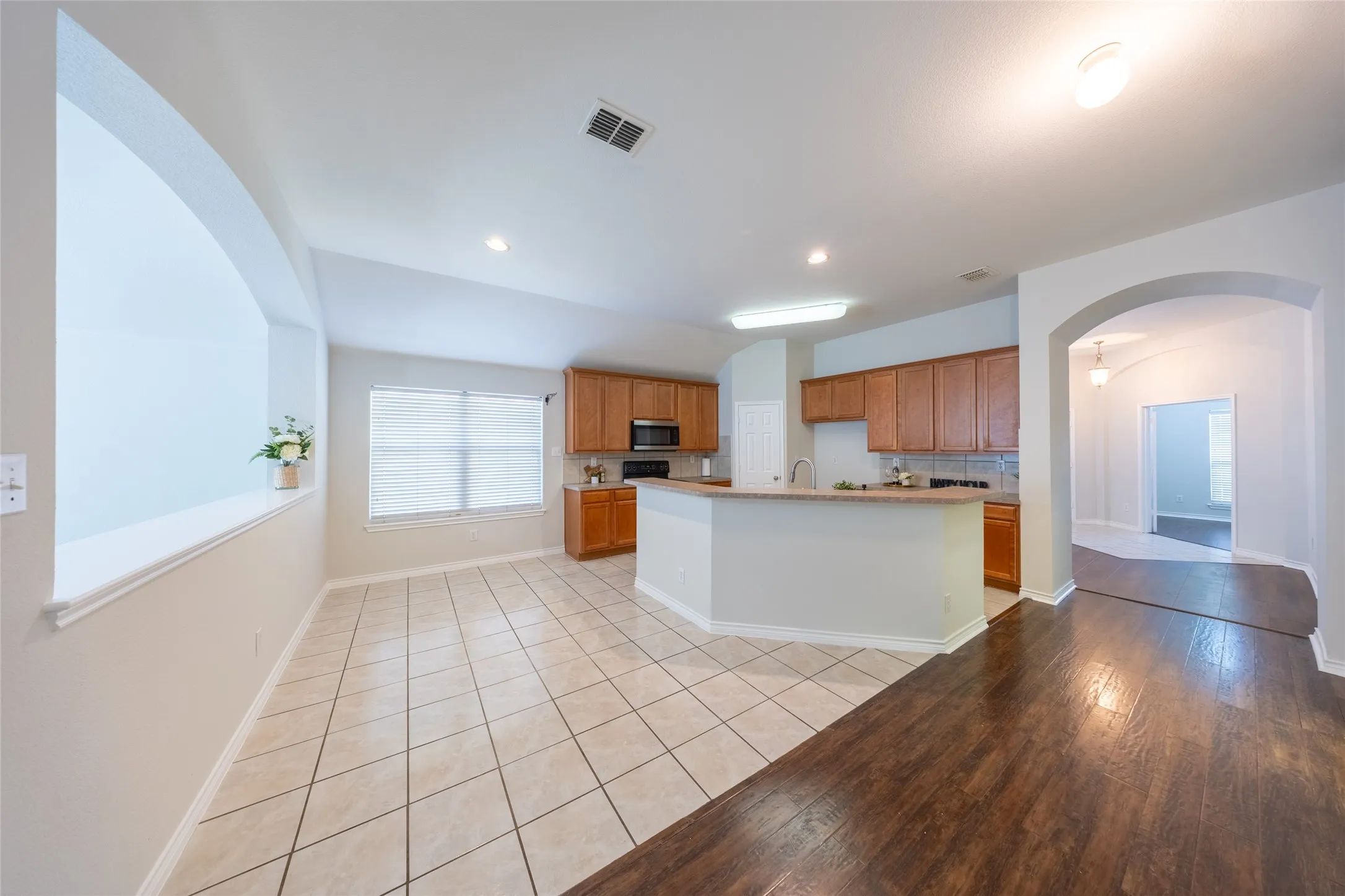 Single Family Residence For Sale in Tarrant County , 604 Beeman Drive, Arlington, Texas 76002, 4 Bedroom, 2 Bathroom, 2 Garage spaces, 2,317 Sqft, built in 2006, mls#21360508, Real Estate Agent in Arlington, Homes For Sale in Tarrant county, Homes For Sale in Arlington, Realtor in Arlington Texas, Real Estate Brokerage Independent Realty Texas, Luminita Cordes Realtor