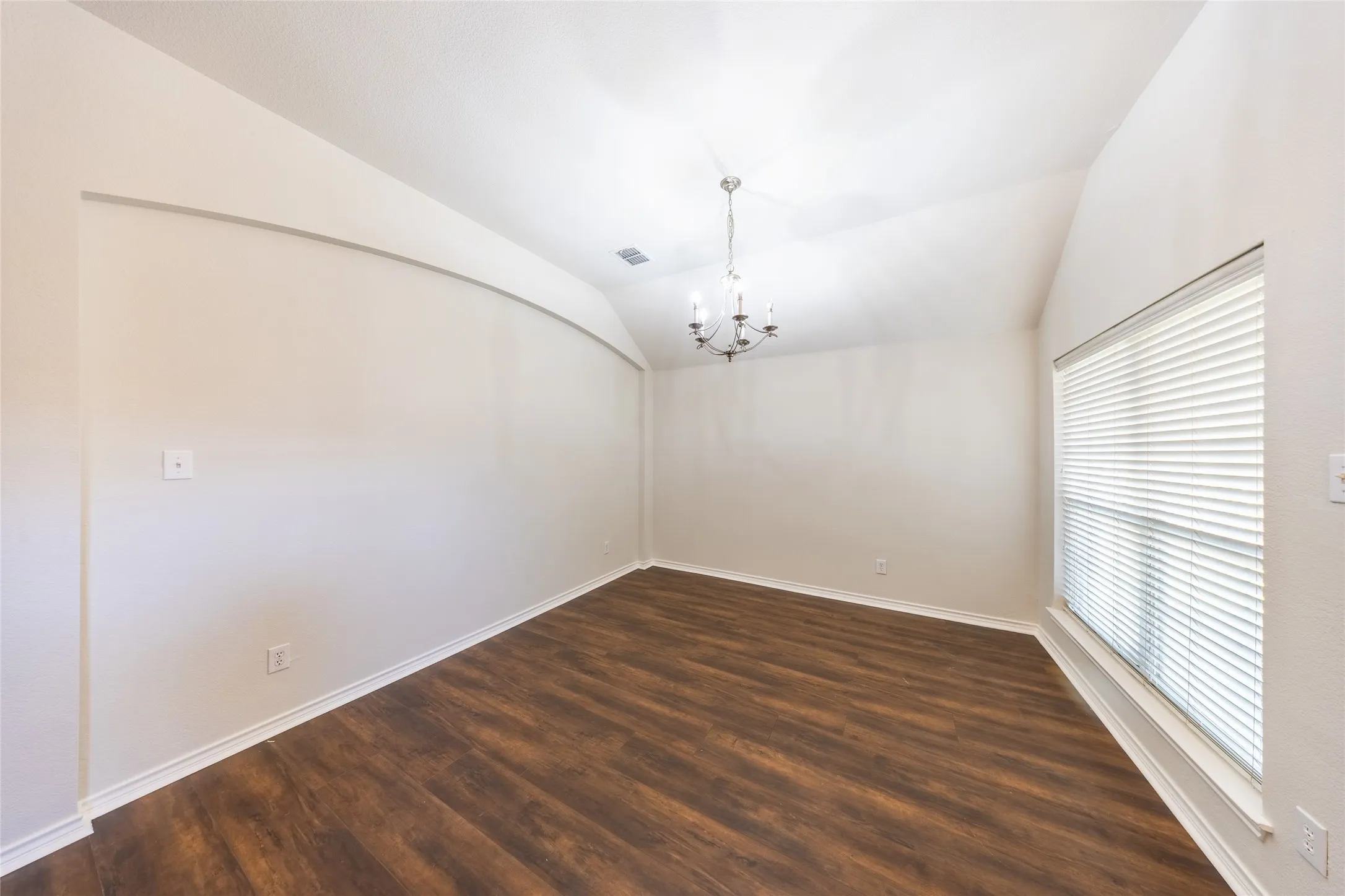 Single Family Residence For Sale in Tarrant County , 604 Beeman Drive, Arlington, Texas 76002, 4 Bedroom, 2 Bathroom, 2 Garage spaces, 2,317 Sqft, built in 2006, mls#21360508, Real Estate Agent in Arlington, Homes For Sale in Tarrant county, Homes For Sale in Arlington, Realtor in Arlington Texas, Real Estate Brokerage Independent Realty Texas, Luminita Cordes Realtor