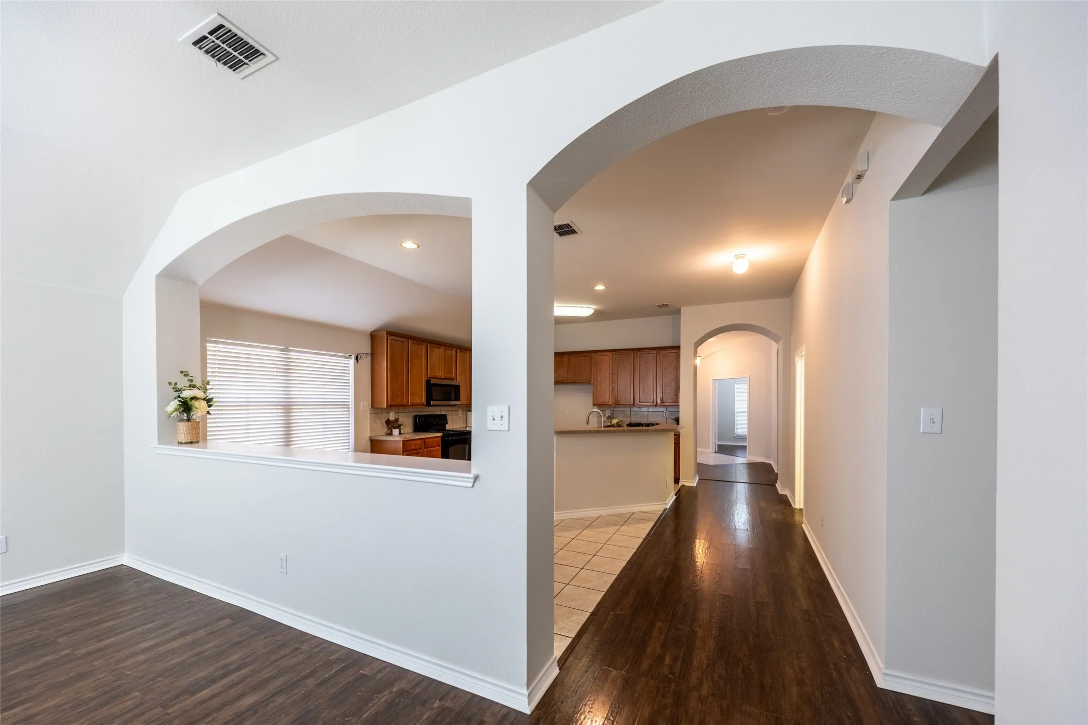 Single Family Residence For Sale in Tarrant County , 604 Beeman Drive, Arlington, Texas 76002, 4 Bedroom, 2 Bathroom, 2 Garage spaces, 2,317 Sqft, built in 2006, mls#21360508, Real Estate Agent in Arlington, Homes For Sale in Tarrant county, Homes For Sale in Arlington, Realtor in Arlington Texas, Real Estate Brokerage Independent Realty Texas, Luminita Cordes Realtor