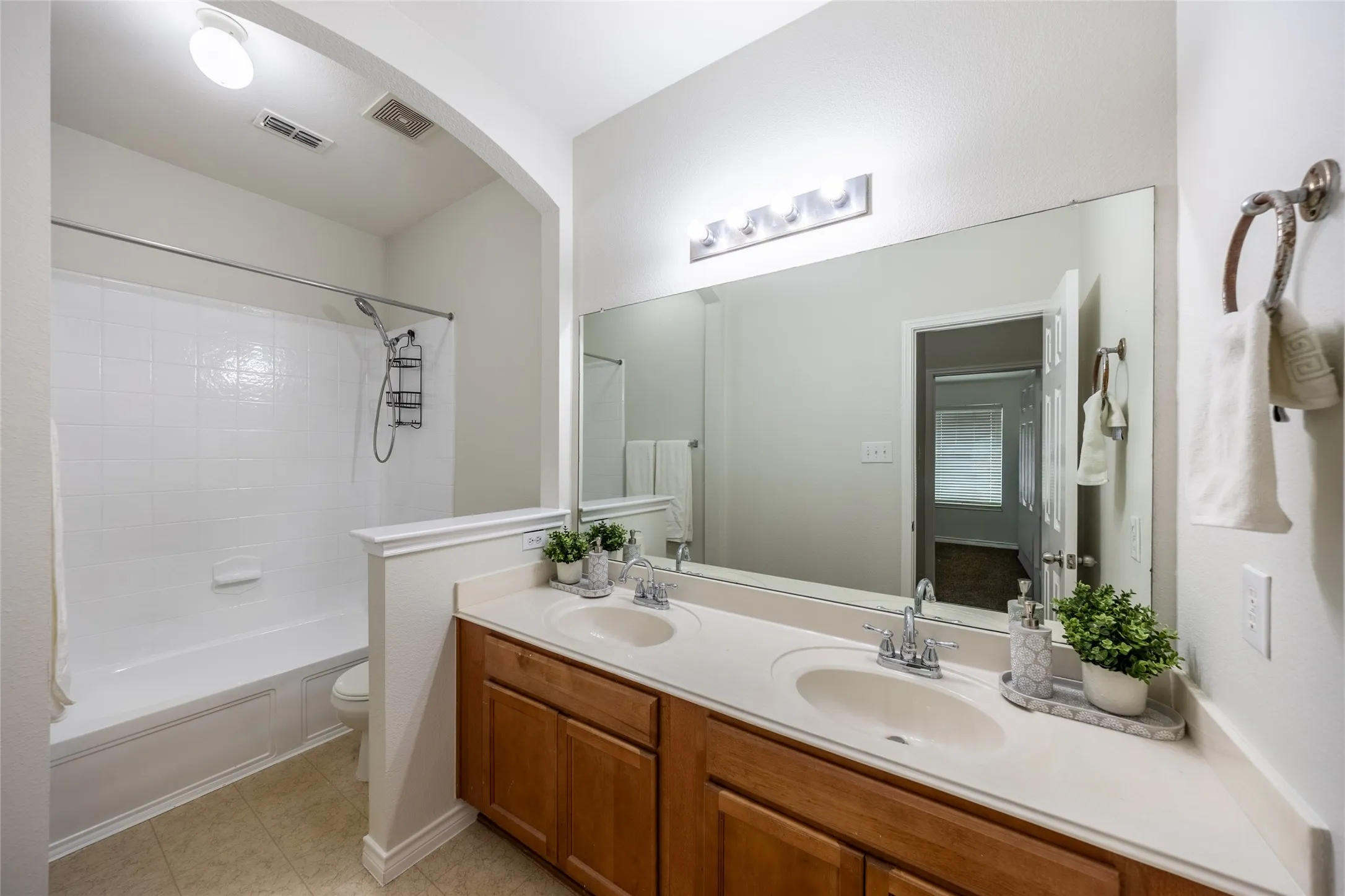 Single Family Residence For Sale in Tarrant County , 604 Beeman Drive, Arlington, Texas 76002, 4 Bedroom, 2 Bathroom, 2 Garage spaces, 2,317 Sqft, built in 2006, mls#21360508, Real Estate Agent in Arlington, Homes For Sale in Tarrant county, Homes For Sale in Arlington, Realtor in Arlington Texas, Real Estate Brokerage Independent Realty Texas, Luminita Cordes Realtor