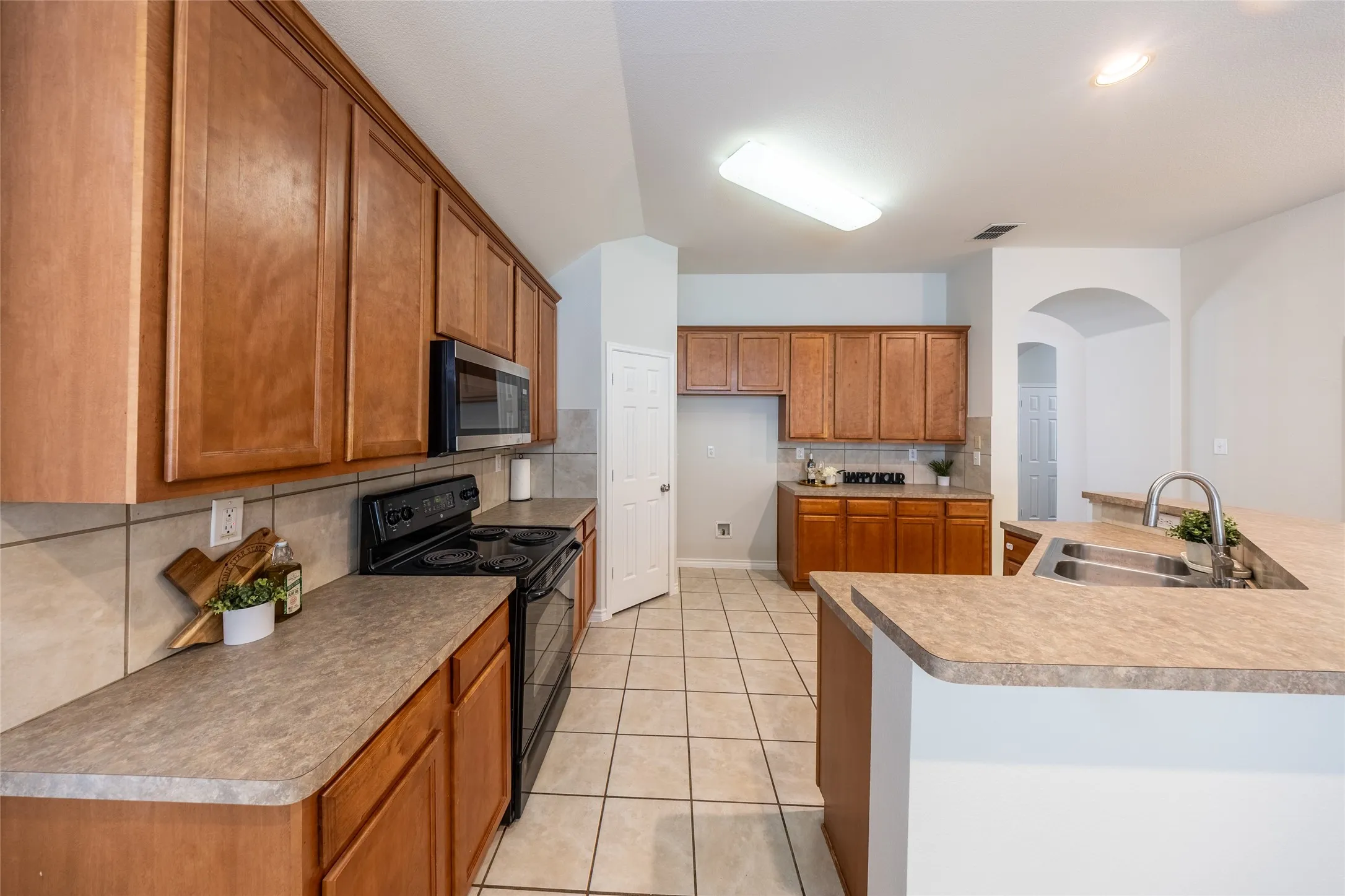 Single Family Residence For Sale in Tarrant County , 604 Beeman Drive, Arlington, Texas 76002, 4 Bedroom, 2 Bathroom, 2 Garage spaces, 2,317 Sqft, built in 2006, mls#21360508, Real Estate Agent in Arlington, Homes For Sale in Tarrant county, Homes For Sale in Arlington, Realtor in Arlington Texas, Real Estate Brokerage Independent Realty Texas, Luminita Cordes Realtor