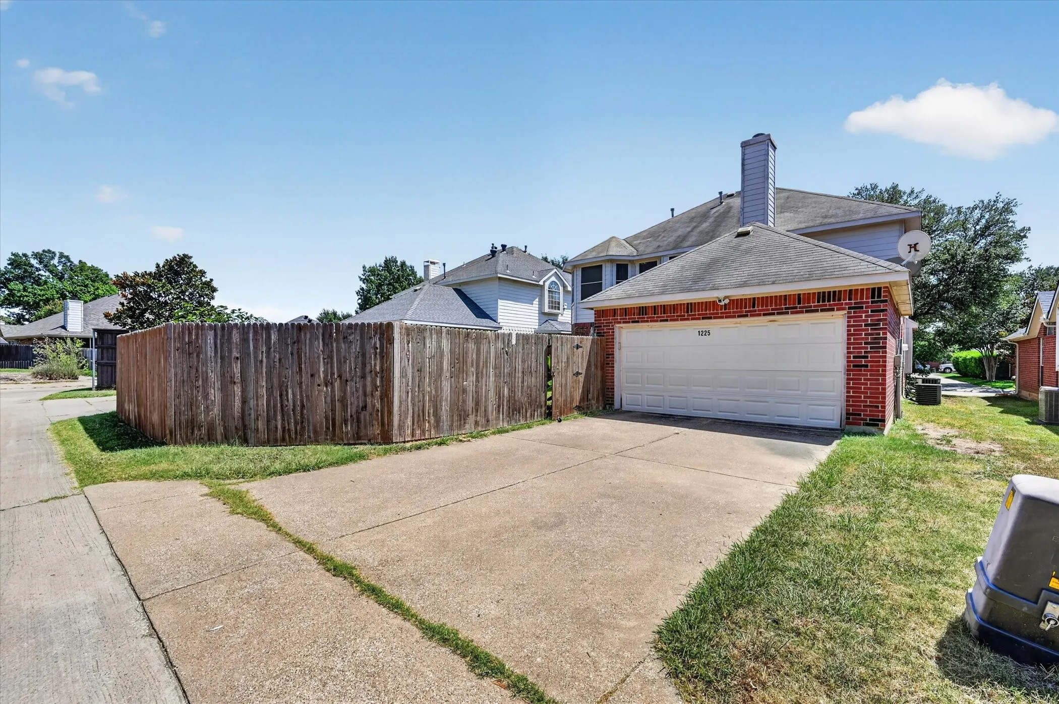 Single Family Residence For Sale in Denton County , 1225 Sam Dennis Drive, Lewisville, Texas 75077, 4 Bedroom, 3 Bathroom, 2 Garage spaces, 2,654 Sqft, built in 1995, mls#21357699, Real Estate Agent in Lewisville, Homes For Sale in Denton county, Homes For Sale in Lewisville, Realtor in Lewisville Texas, Real Estate Brokerage Independent Realty Texas, Luminita Cordes Realtor