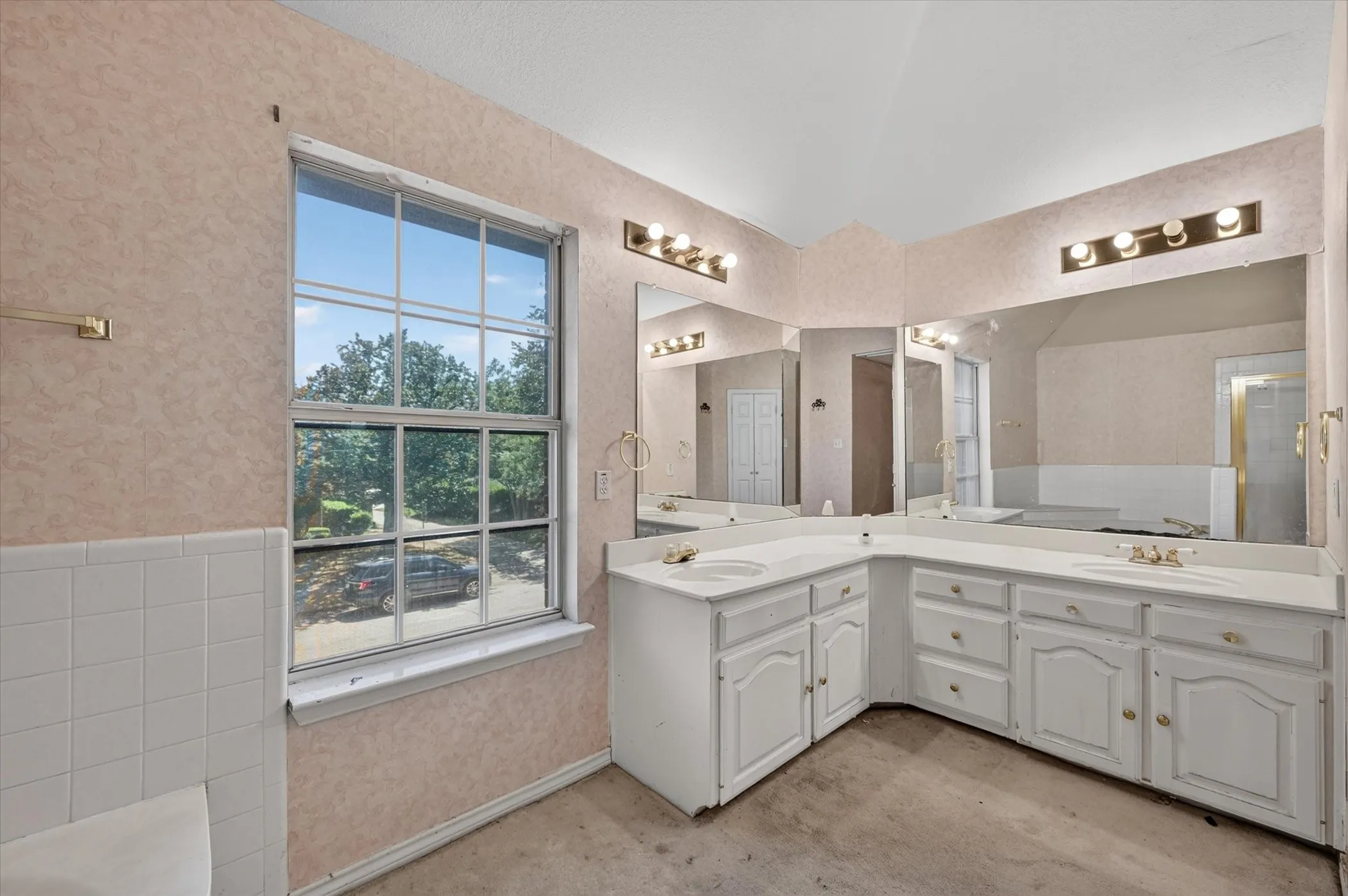 Single Family Residence For Sale in Denton County , 1225 Sam Dennis Drive, Lewisville, Texas 75077, 4 Bedroom, 3 Bathroom, 2 Garage spaces, 2,654 Sqft, built in 1995, mls#21357699, Real Estate Agent in Lewisville, Homes For Sale in Denton county, Homes For Sale in Lewisville, Realtor in Lewisville Texas, Real Estate Brokerage Independent Realty Texas, Luminita Cordes Realtor