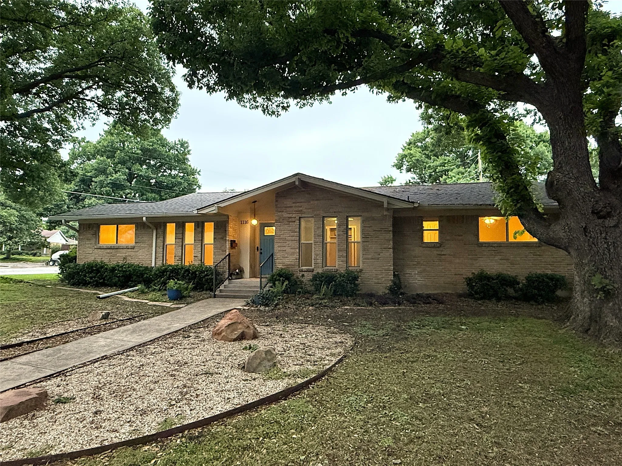 Single Family Residence For Sale in Dallas County , 1116 Elizabeth Lane, Richardson, Texas 75080, 3 Bedroom, 2 Bathroom, 2 Garage spaces, 2,026 Sqft, built in 1963, mls#21360693, Real Estate Agent in Richardson, Homes For Sale in Dallas county, Homes For Sale in Richardson, Realtor in Richardson Texas, Real Estate Brokerage Independent Realty Texas, Luminita Cordes Realtor