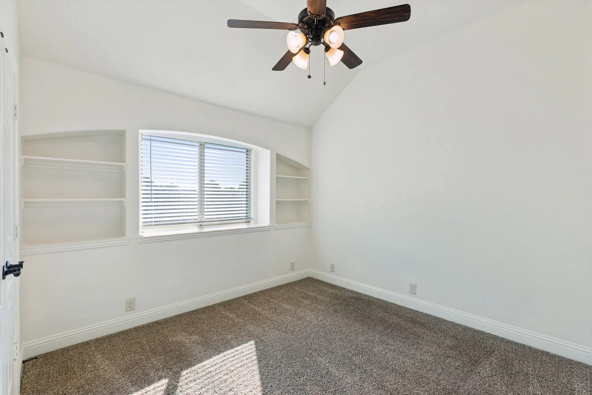 Single Family Residence For Sale in Collin County , 500 Cottage Place, Lavon, Texas 75166, 4 Bedroom, 2 Bathroom, 2 Garage spaces, 2,247 Sqft, built in 2017, mls#21359630, Real Estate Agent in Lavon, Homes For Sale in Collin county, Homes For Sale in Lavon, Realtor in Lavon Texas, Real Estate Brokerage Independent Realty Texas, Luminita Cordes Realtor