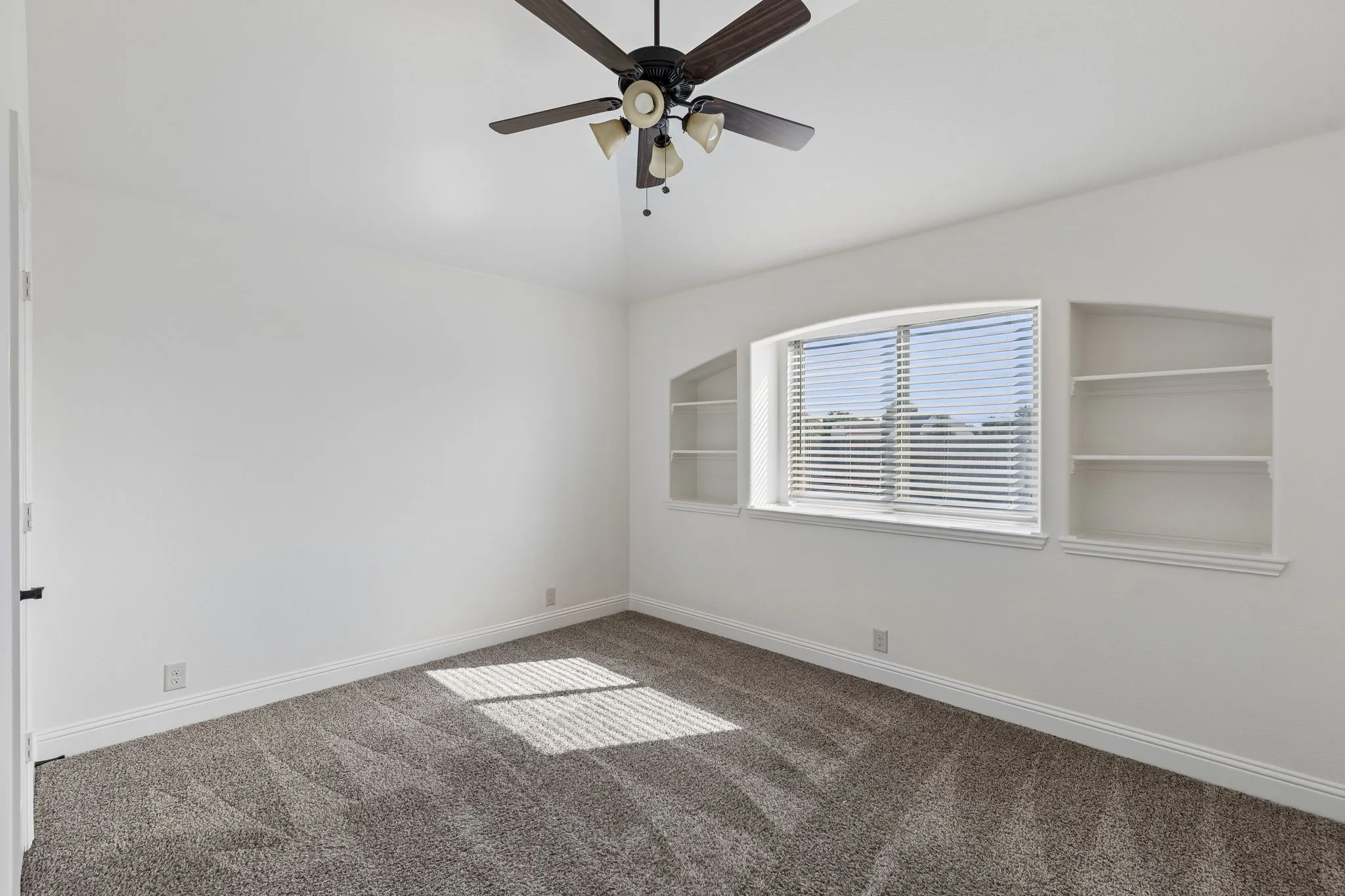 Single Family Residence For Sale in Collin County , 500 Cottage Place, Lavon, Texas 75166, 4 Bedroom, 2 Bathroom, 2 Garage spaces, 2,247 Sqft, built in 2017, mls#21359630, Real Estate Agent in Lavon, Homes For Sale in Collin county, Homes For Sale in Lavon, Realtor in Lavon Texas, Real Estate Brokerage Independent Realty Texas, Luminita Cordes Realtor