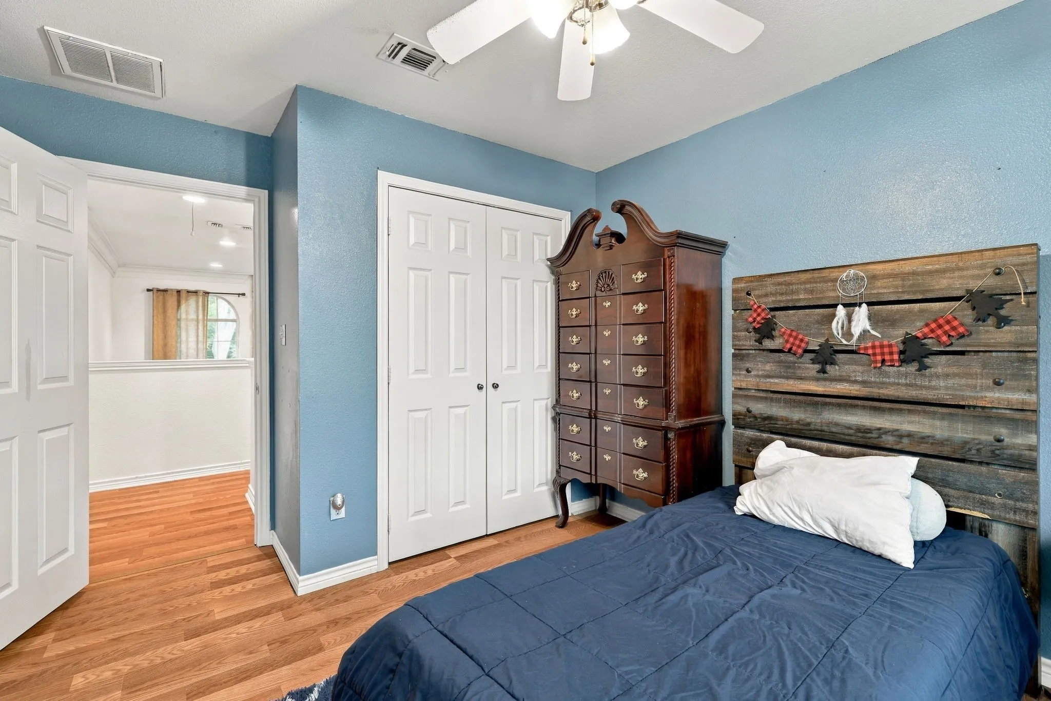 Single Family Residence For Sale in Grayson County , 74 Meadow Hill Lane, Sherman, Texas 75090, 4 Bedroom, 3 Bathroom, 2 Garage spaces, 3,110 Sqft, built in 2001, mls#21360708, Real Estate Agent in Sherman, Homes For Sale in Grayson county, Homes For Sale in Sherman, Realtor in Sherman Texas, Real Estate Brokerage Independent Realty Texas, Luminita Cordes Realtor