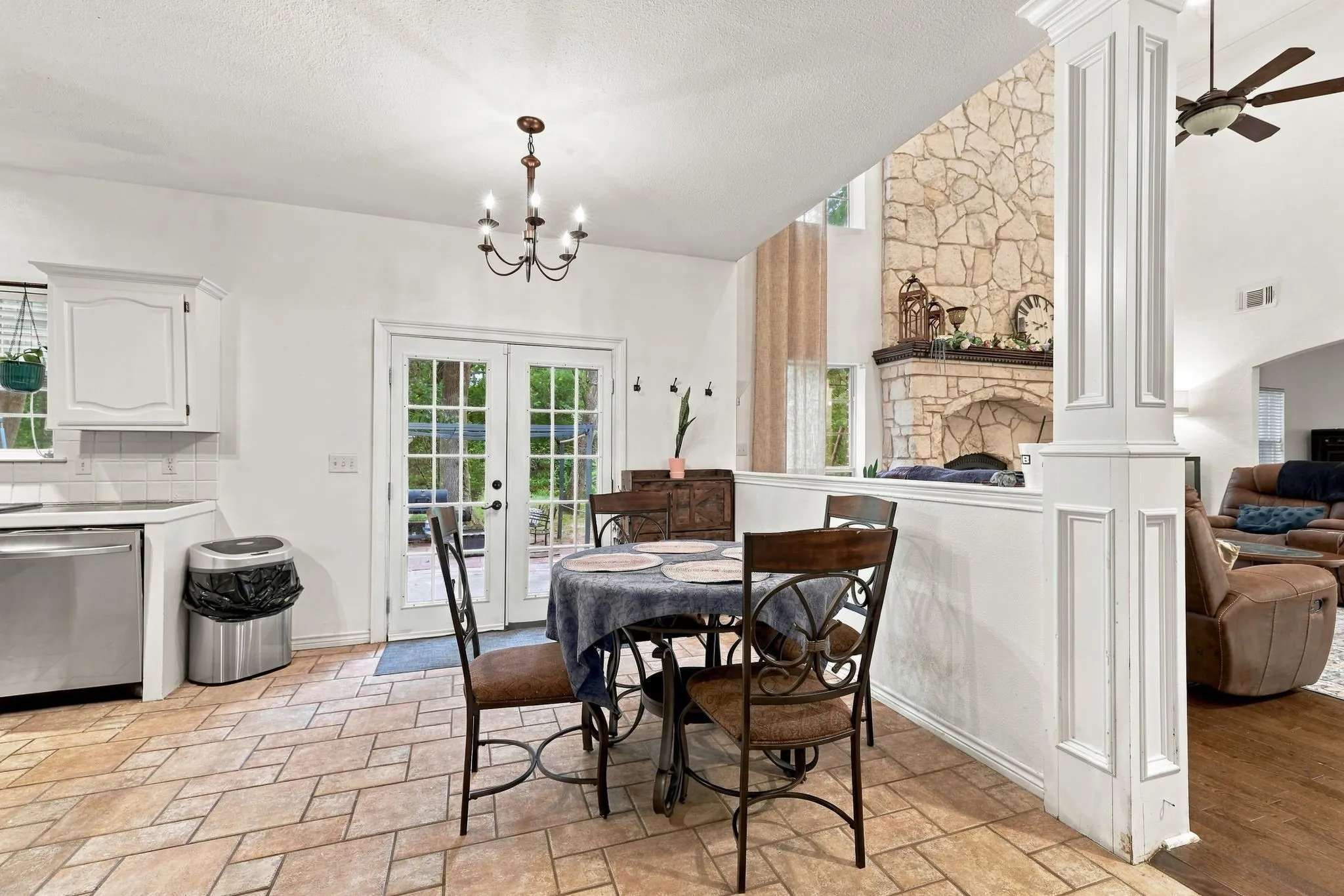 Single Family Residence For Sale in Grayson County , 74 Meadow Hill Lane, Sherman, Texas 75090, 4 Bedroom, 3 Bathroom, 2 Garage spaces, 3,110 Sqft, built in 2001, mls#21360708, Real Estate Agent in Sherman, Homes For Sale in Grayson county, Homes For Sale in Sherman, Realtor in Sherman Texas, Real Estate Brokerage Independent Realty Texas, Luminita Cordes Realtor