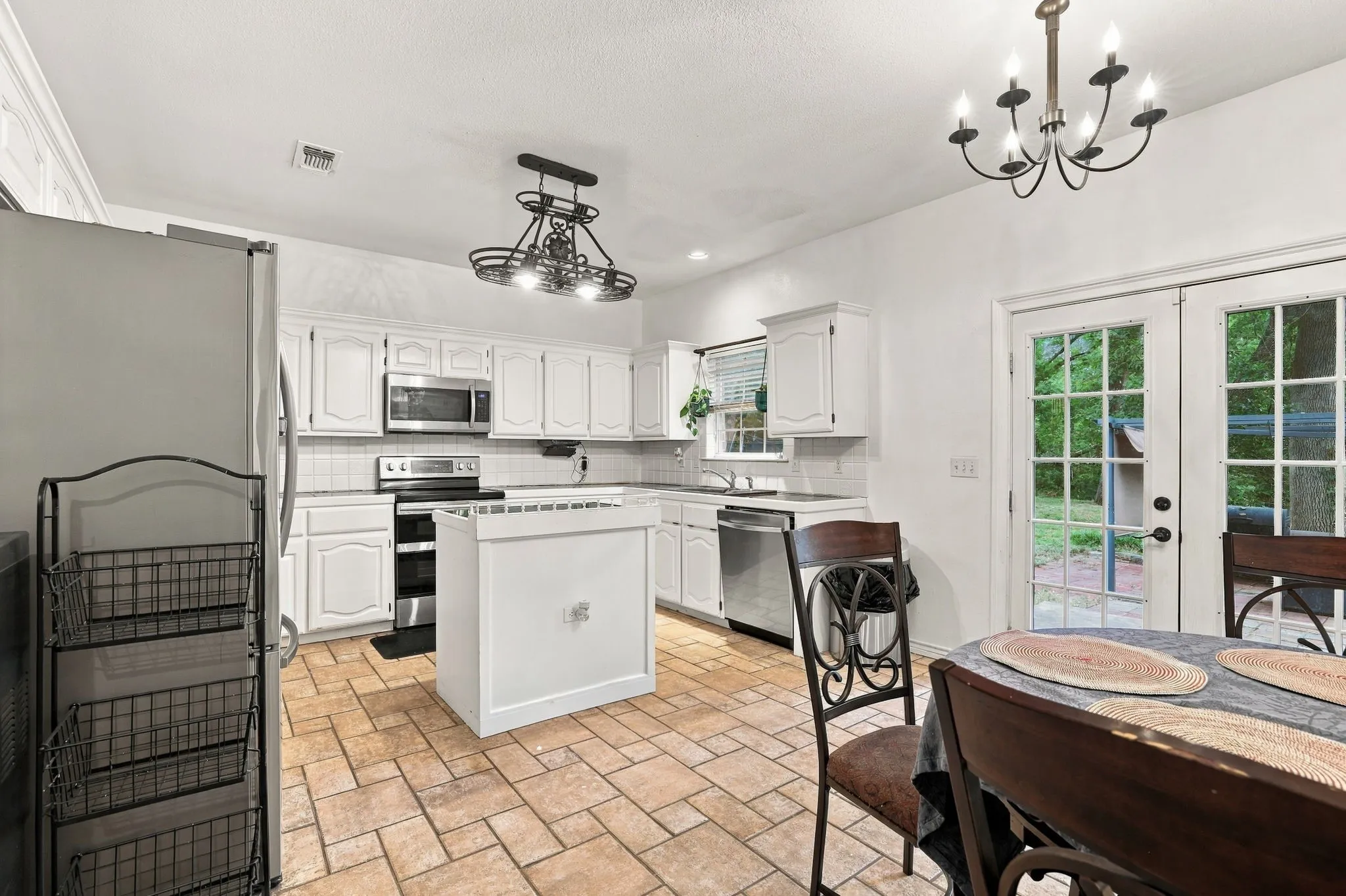 Single Family Residence For Sale in Grayson County , 74 Meadow Hill Lane, Sherman, Texas 75090, 4 Bedroom, 3 Bathroom, 2 Garage spaces, 3,110 Sqft, built in 2001, mls#21360708, Real Estate Agent in Sherman, Homes For Sale in Grayson county, Homes For Sale in Sherman, Realtor in Sherman Texas, Real Estate Brokerage Independent Realty Texas, Luminita Cordes Realtor