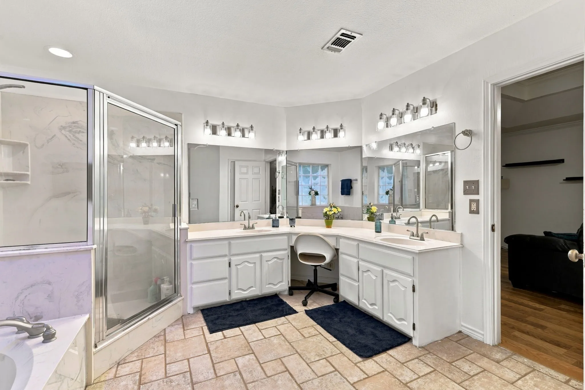 Single Family Residence For Sale in Grayson County , 74 Meadow Hill Lane, Sherman, Texas 75090, 4 Bedroom, 3 Bathroom, 2 Garage spaces, 3,110 Sqft, built in 2001, mls#21360708, Real Estate Agent in Sherman, Homes For Sale in Grayson county, Homes For Sale in Sherman, Realtor in Sherman Texas, Real Estate Brokerage Independent Realty Texas, Luminita Cordes Realtor