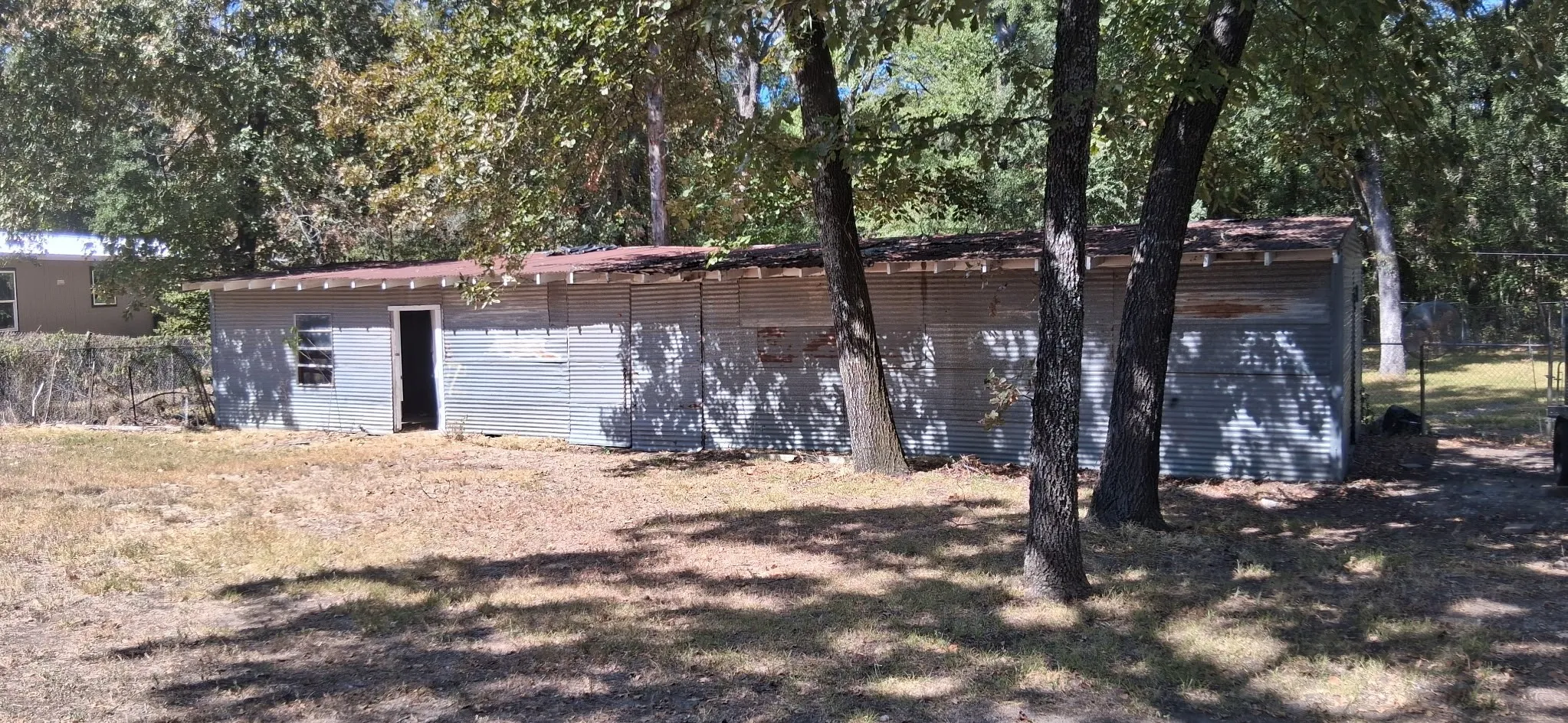 1800 sq ft on concrete slab- dog doors, back office. Is in need of some repair.