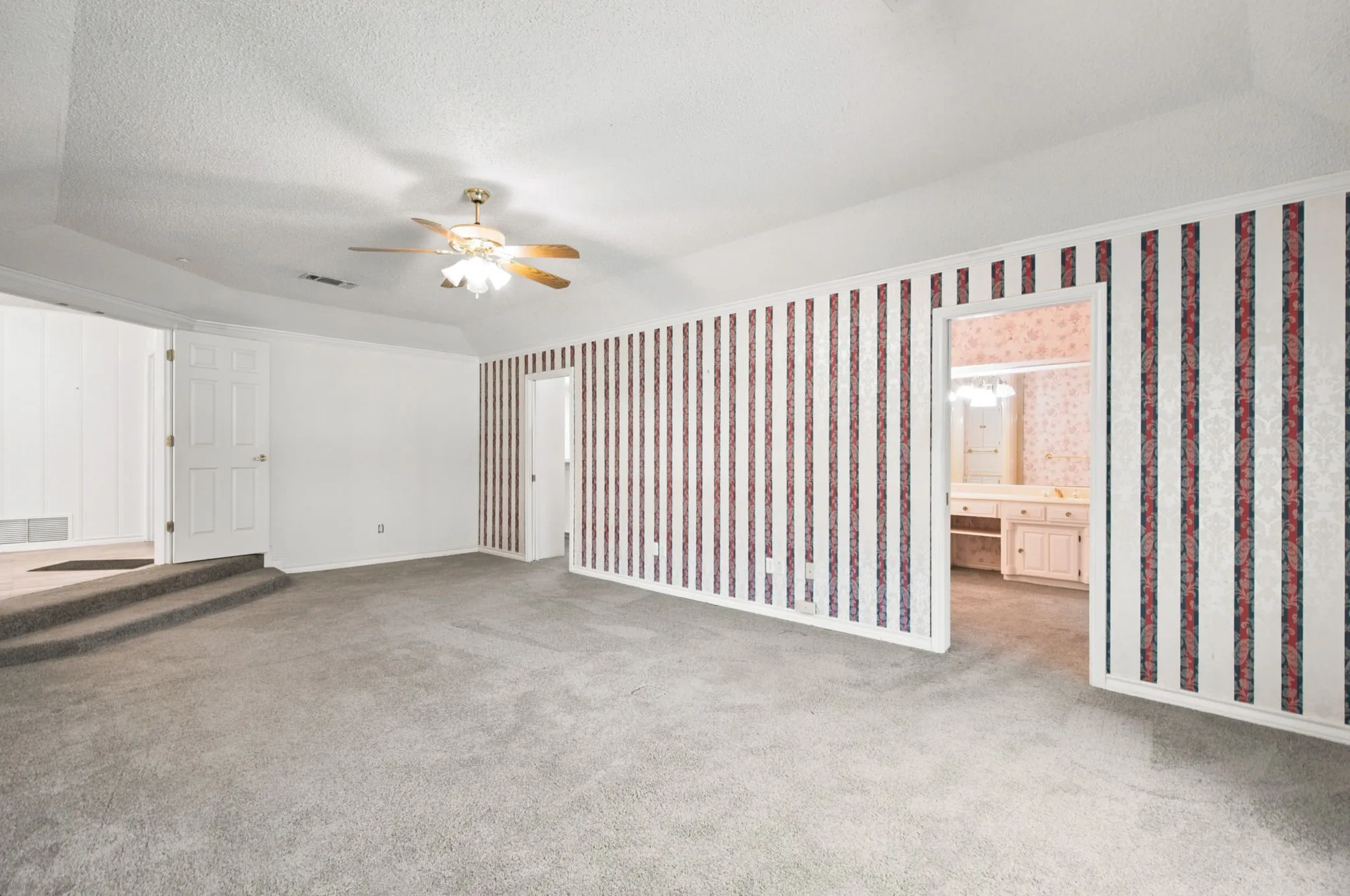 Single Family Residence For Sale in Tarrant County , 435 Horseshoe Trail W, Aledo, Texas 76008, 4 Bedroom, 4 Bathroom, 2 Garage spaces, 4,500 Sqft, built in 1952, mls#21357833, Real Estate Agent in Aledo, Homes For Sale in Tarrant county, Homes For Sale in Aledo, Realtor in Aledo Texas, Real Estate Brokerage Independent Realty Texas, Luminita Cordes Realtor