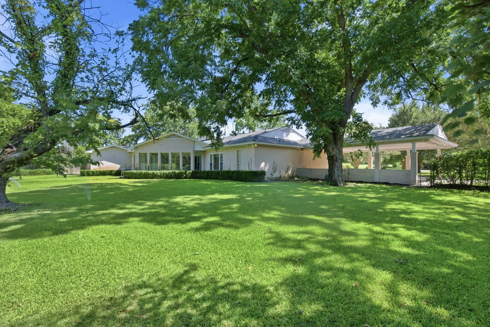 Single Family Residence For Sale in Tarrant County , 435 Horseshoe Trail W, Aledo, Texas 76008, 4 Bedroom, 4 Bathroom, 2 Garage spaces, 4,500 Sqft, built in 1952, mls#21357833, Real Estate Agent in Aledo, Homes For Sale in Tarrant county, Homes For Sale in Aledo, Realtor in Aledo Texas, Real Estate Brokerage Independent Realty Texas, Luminita Cordes Realtor