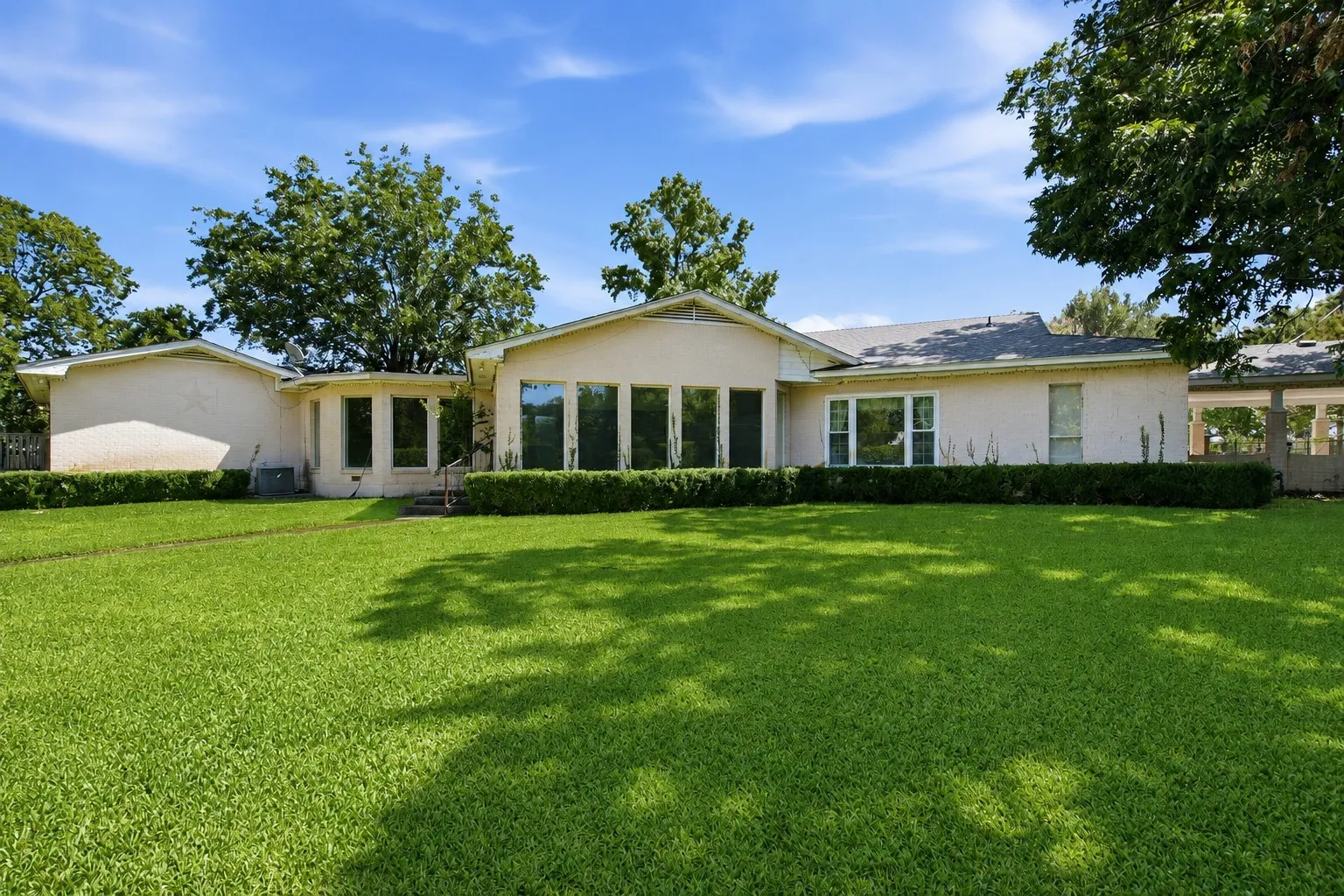 Single Family Residence For Sale in Tarrant County , 435 Horseshoe Trail W, Aledo, Texas 76008, 4 Bedroom, 4 Bathroom, 2 Garage spaces, 4,500 Sqft, built in 1952, mls#21357833, Real Estate Agent in Aledo, Homes For Sale in Tarrant county, Homes For Sale in Aledo, Realtor in Aledo Texas, Real Estate Brokerage Independent Realty Texas, Luminita Cordes Realtor