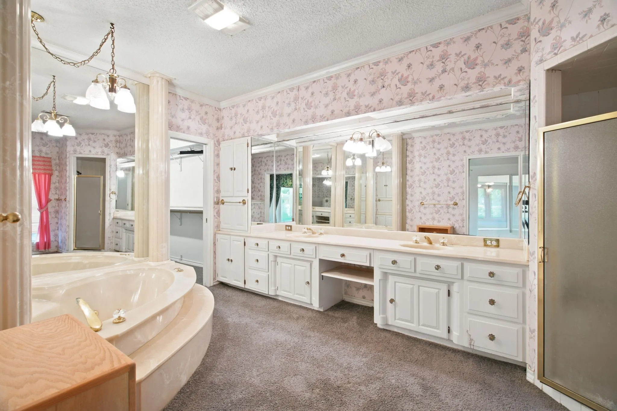 Single Family Residence For Sale in Tarrant County , 435 Horseshoe Trail W, Aledo, Texas 76008, 4 Bedroom, 4 Bathroom, 2 Garage spaces, 4,500 Sqft, built in 1952, mls#21357833, Real Estate Agent in Aledo, Homes For Sale in Tarrant county, Homes For Sale in Aledo, Realtor in Aledo Texas, Real Estate Brokerage Independent Realty Texas, Luminita Cordes Realtor