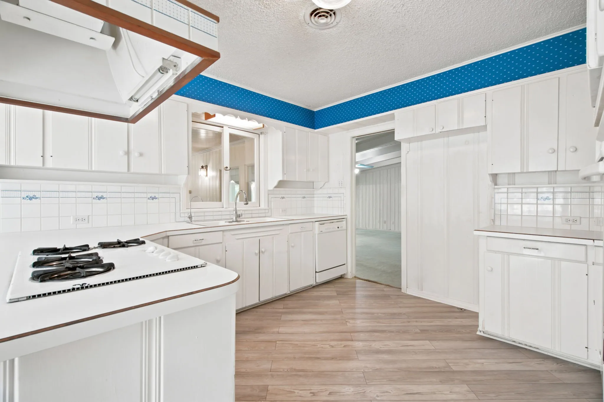 Single Family Residence For Sale in Tarrant County , 435 Horseshoe Trail W, Aledo, Texas 76008, 4 Bedroom, 4 Bathroom, 2 Garage spaces, 4,500 Sqft, built in 1952, mls#21357833, Real Estate Agent in Aledo, Homes For Sale in Tarrant county, Homes For Sale in Aledo, Realtor in Aledo Texas, Real Estate Brokerage Independent Realty Texas, Luminita Cordes Realtor