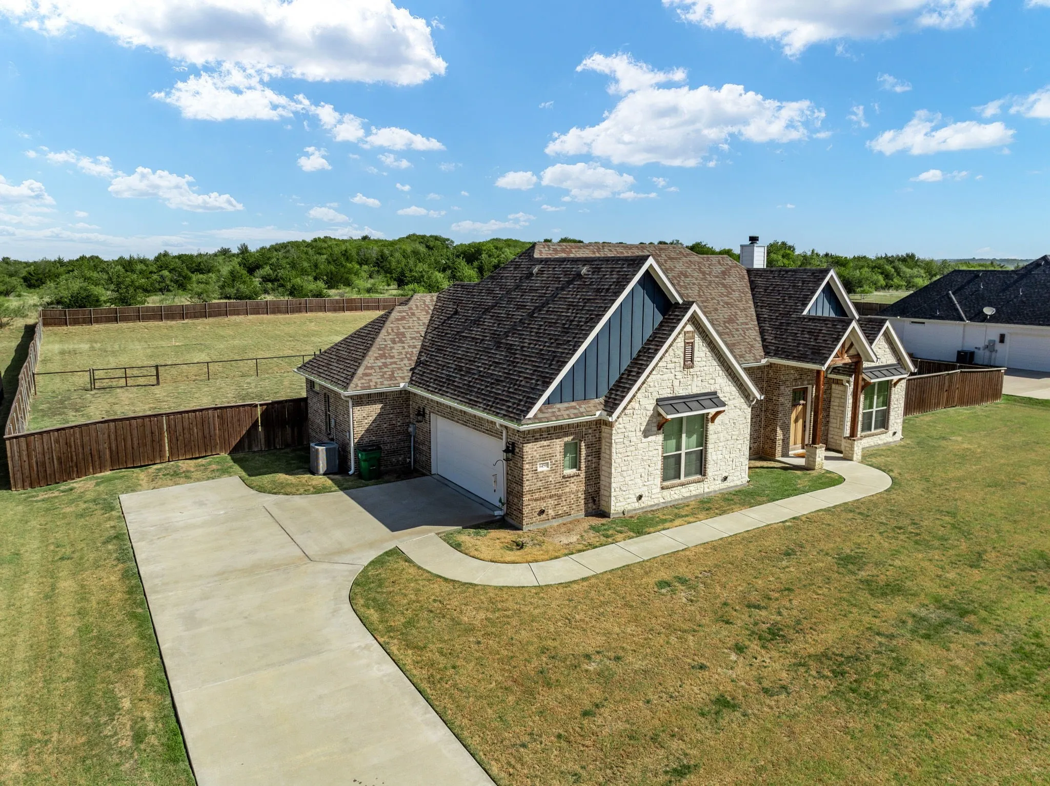 Single Family Residence For Sale in Ellis County , 6450 Eyrie Bend, Waxahachie, Texas 75167, 3 Bedroom, 2 Bathroom, 2 Garage spaces, 2,197 Sqft, built in 2020, mls#21360672, Real Estate Agent in Waxahachie, Homes For Sale in Ellis county, Homes For Sale in Waxahachie, Realtor in Waxahachie Texas, Real Estate Brokerage Independent Realty Texas, Luminita Cordes Realtor