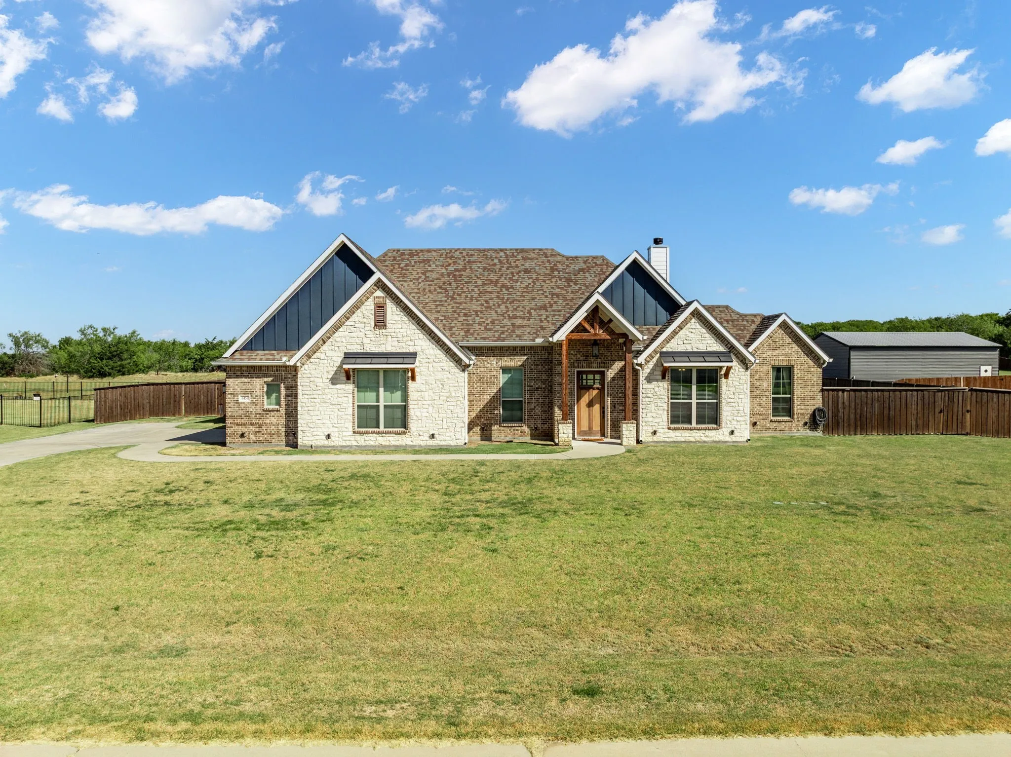 Single Family Residence For Sale in Ellis County , 6450 Eyrie Bend, Waxahachie, Texas 75167, 3 Bedroom, 2 Bathroom, 2 Garage spaces, 2,197 Sqft, built in 2020, mls#21360672, Real Estate Agent in Waxahachie, Homes For Sale in Ellis county, Homes For Sale in Waxahachie, Realtor in Waxahachie Texas, Real Estate Brokerage Independent Realty Texas, Luminita Cordes Realtor