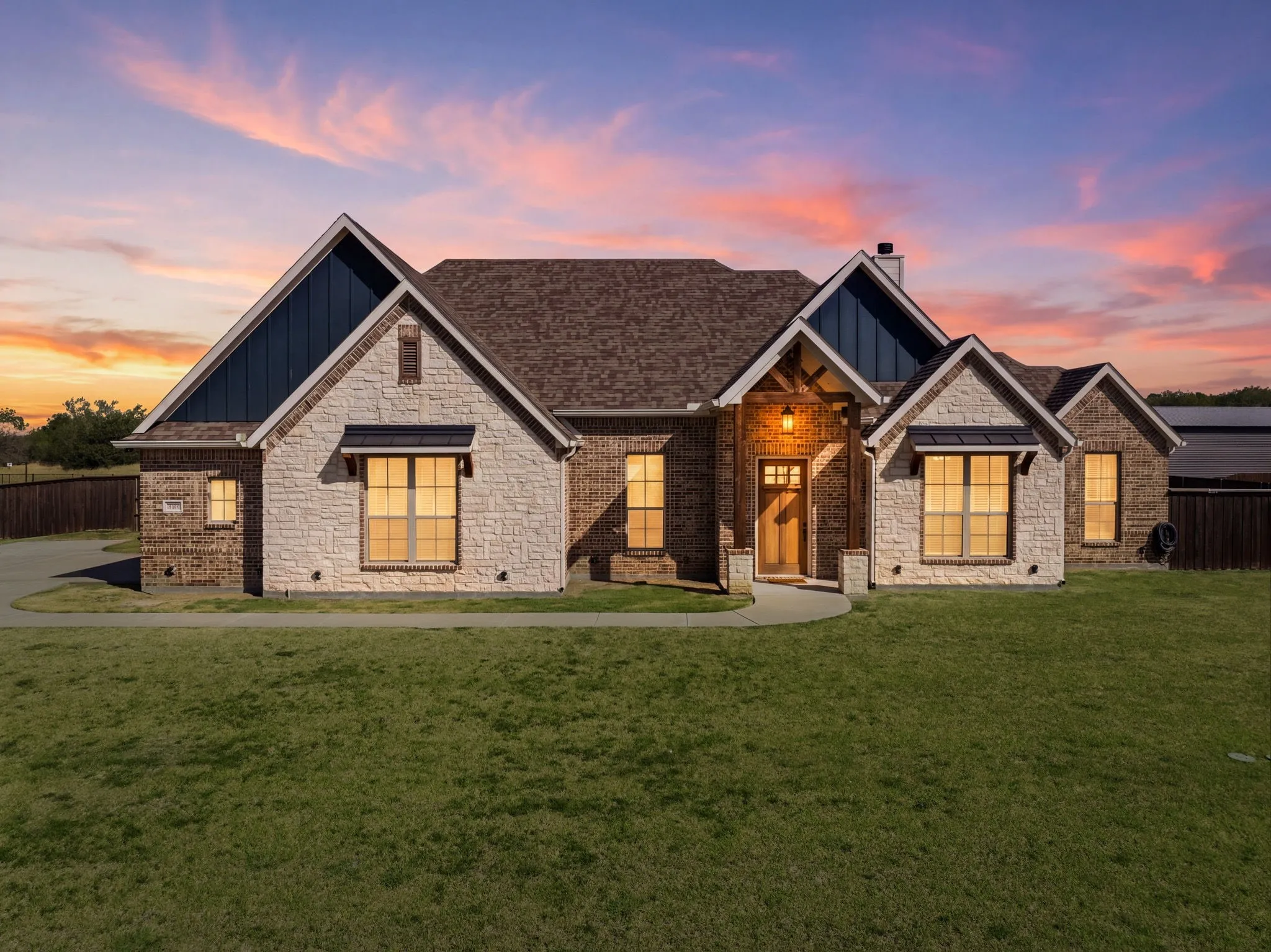 Single Family Residence For Sale in Ellis County , 6450 Eyrie Bend, Waxahachie, Texas 75167, 3 Bedroom, 2 Bathroom, 2 Garage spaces, 2,197 Sqft, built in 2020, mls#21360672, Real Estate Agent in Waxahachie, Homes For Sale in Ellis county, Homes For Sale in Waxahachie, Realtor in Waxahachie Texas, Real Estate Brokerage Independent Realty Texas, Luminita Cordes Realtor